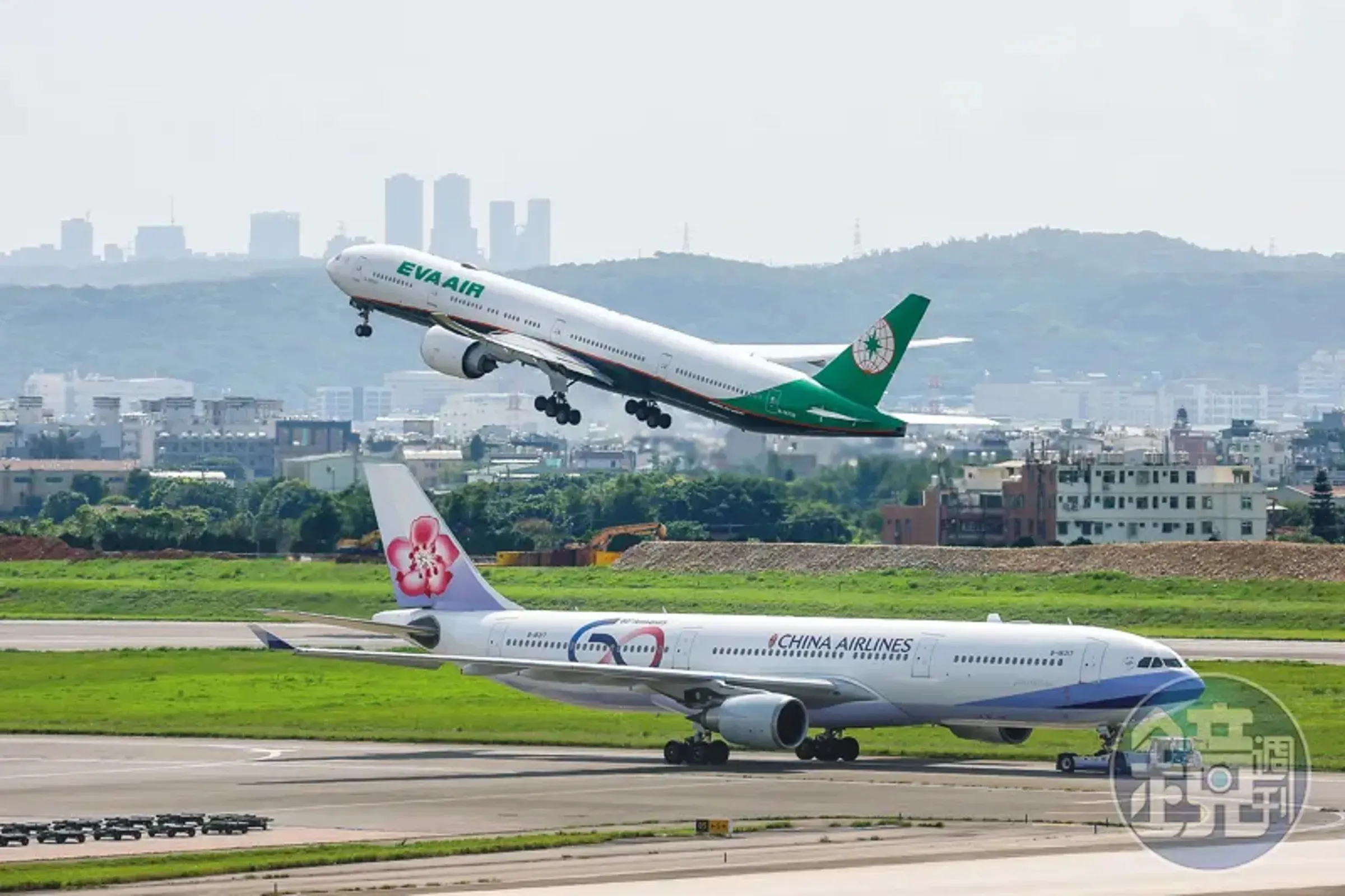 桃園國際機場第三航廈預計明年底正式啟用,攸關整體機場運能翻倍的「第三跑道」計畫卻確定延遲。(本刊資料照)