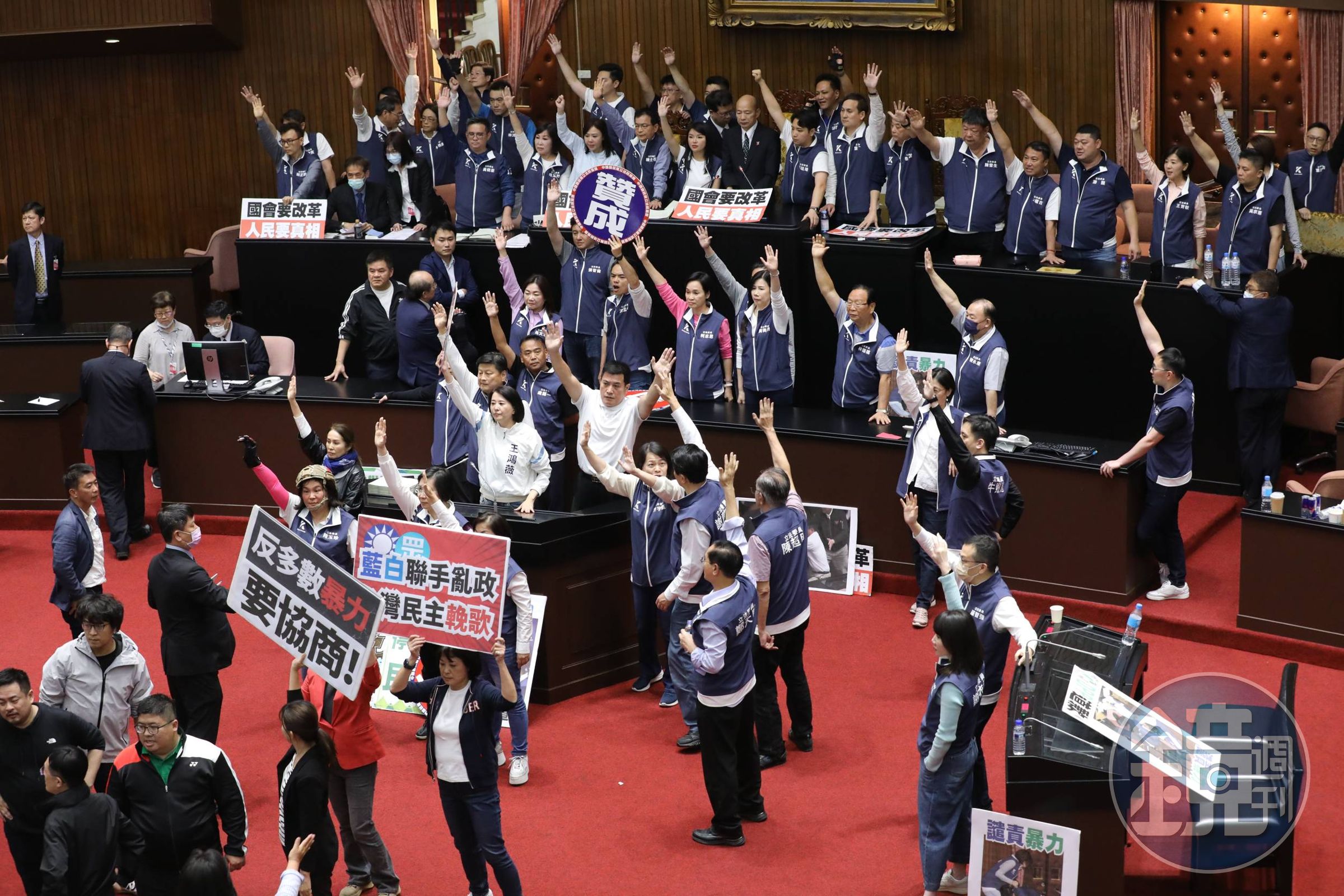 藍營為推國會改革法案，昨採「舉手」方式表決欲挾人數優勢通過，綠營批法案條文事前未揭露是黑箱作業。