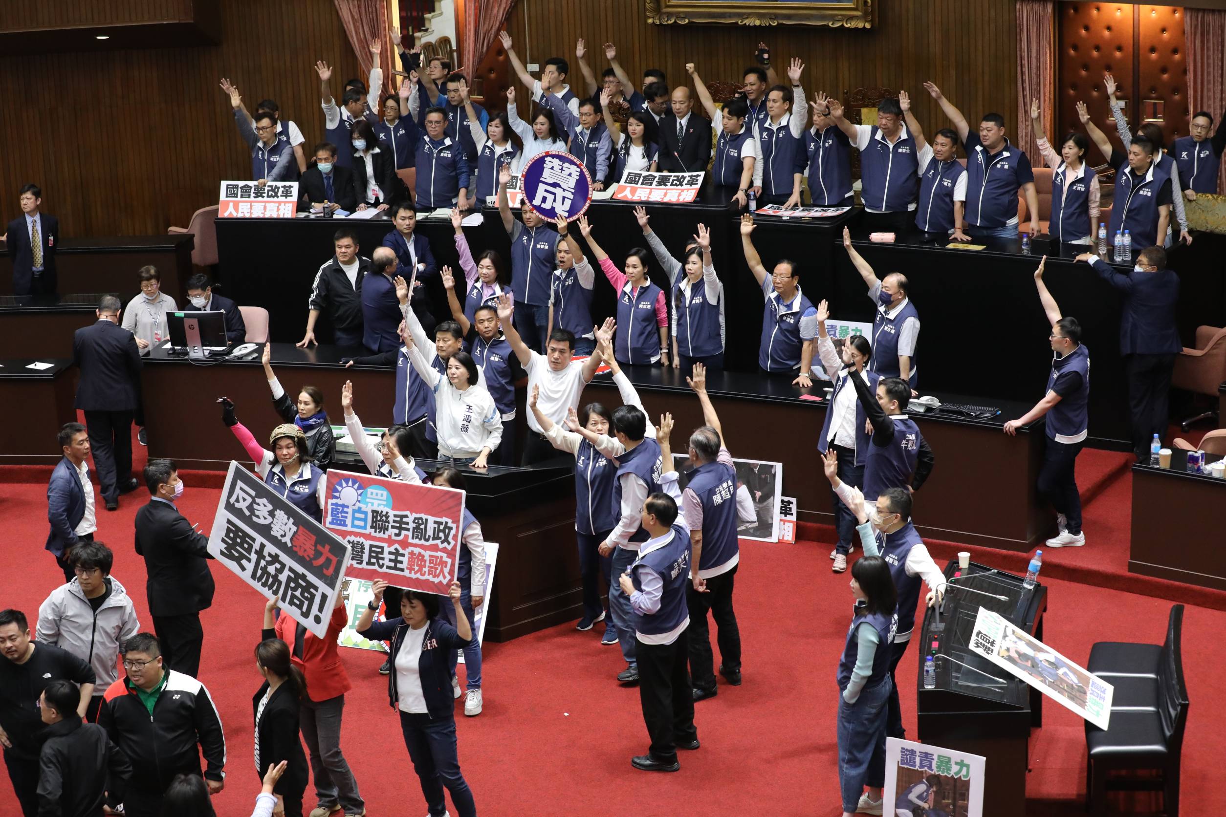 藍營為推國會改革法案，昨採「舉手」方式表決欲挾人數優勢通過，綠營批法案條文事前未揭露是黑箱作業。