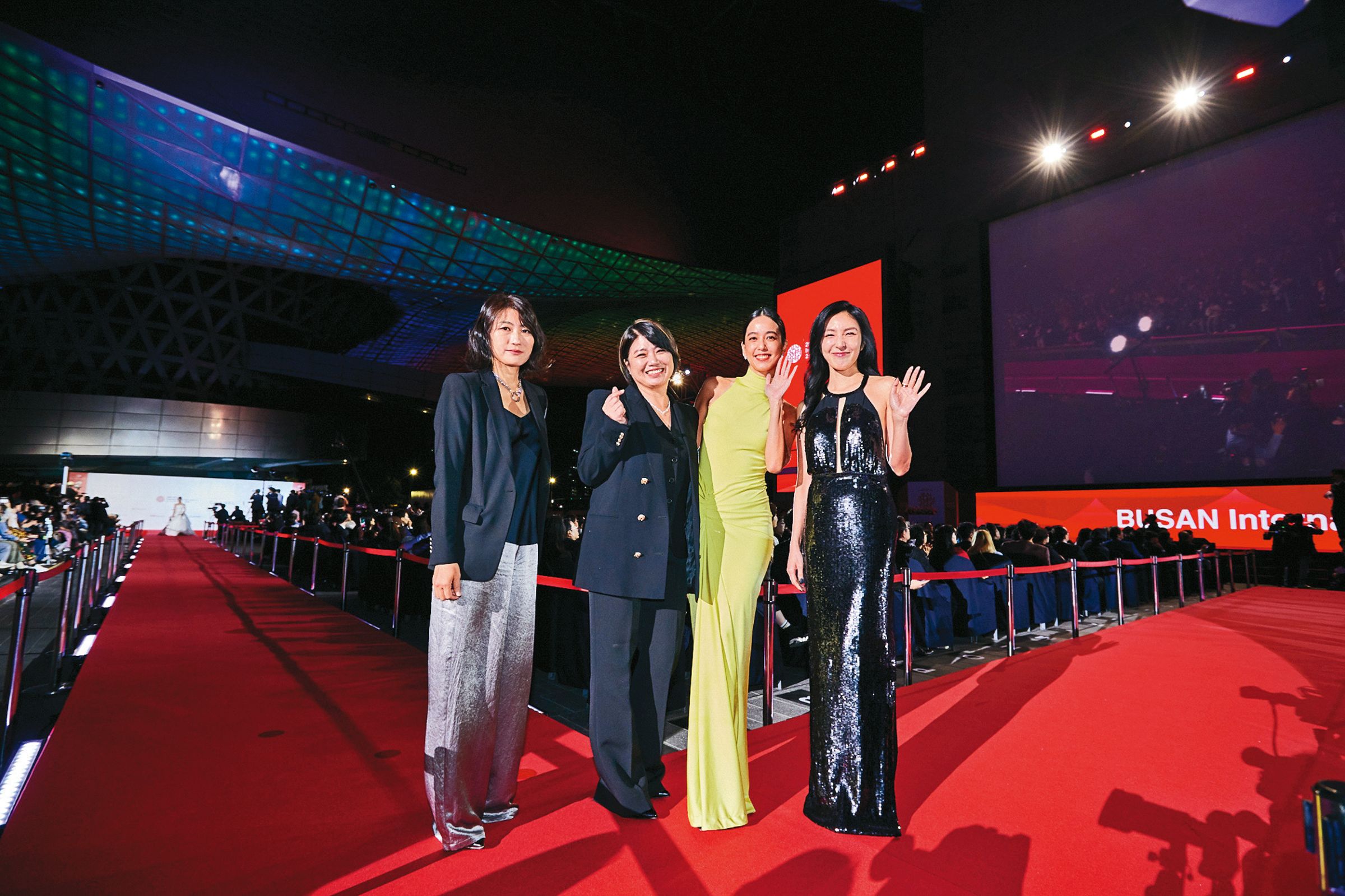丁長鈺(左起)與嚴藝文率《影后》演員陳庭妮、楊謹華出席韓國釜山影展。(Netflix提供)