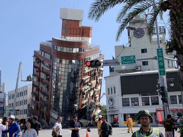 張齡予家族經營的麗翔飯店（右）旁的樓房岌岌可危。（麗翔飯店提供）