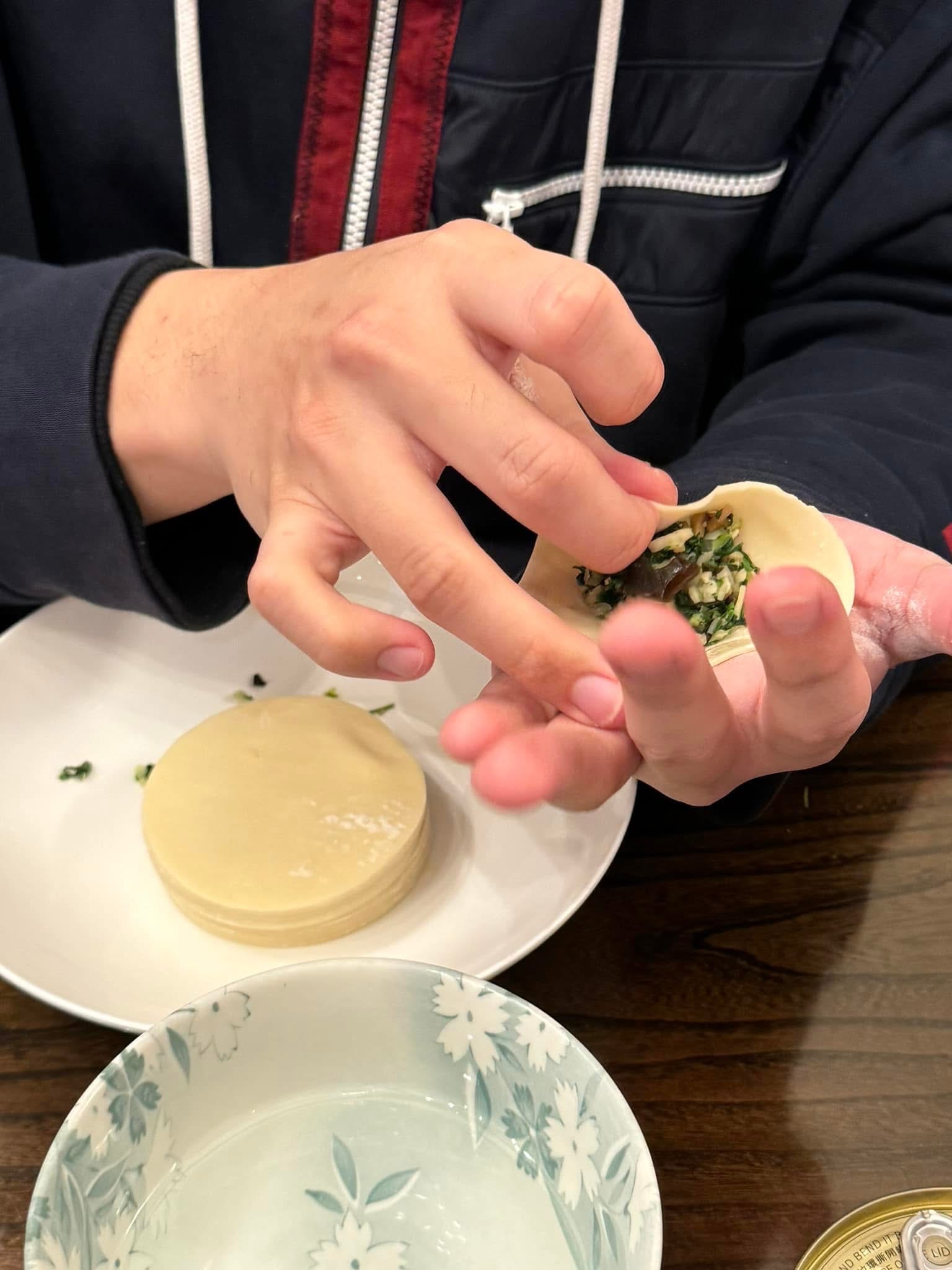 我的包餃子手法跟爸爸完全一樣。