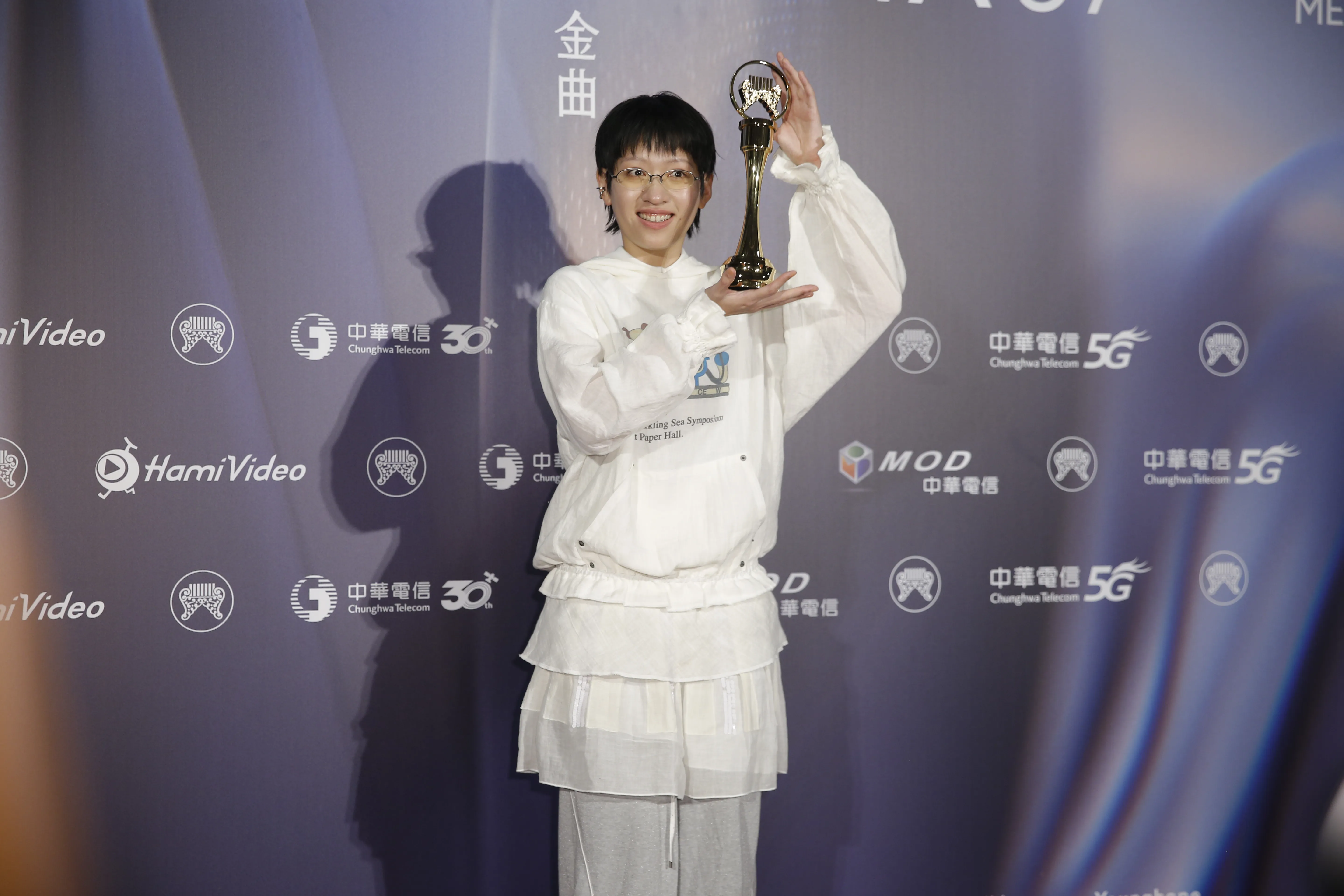 陳嫺靜抱走金曲37屆最佳新人獎，拍照時超級緊張。