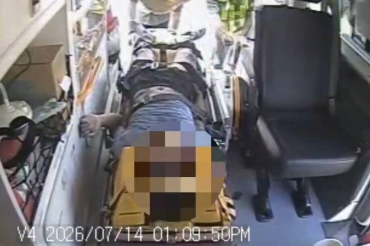 警消獲報後緊急將兩人送醫搶救，目前2名男童均在加護病房與死神搏鬥。（翻攝畫面）