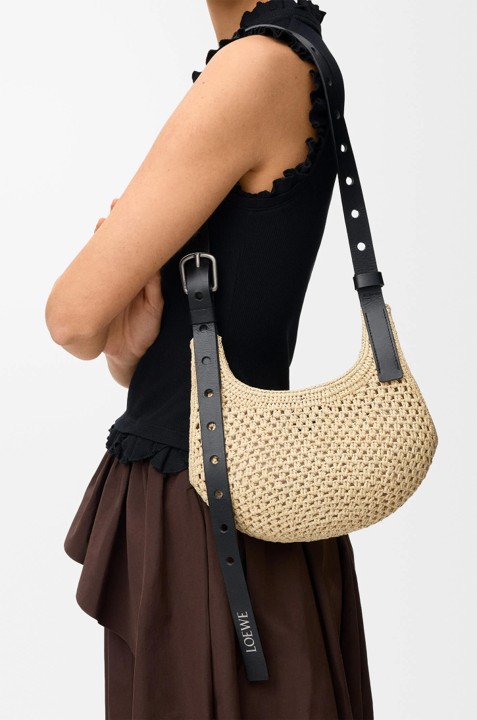 迷你酒椰纖維和小牛皮Punch Hole Hobo包款。NT$54,000（LOEWE提供）