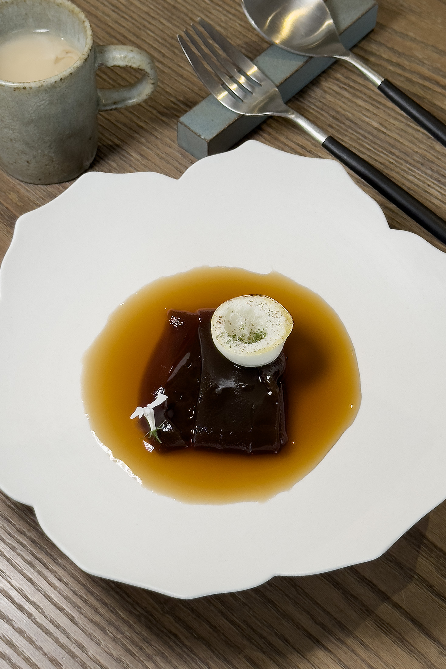「咖啡／葛切／瑪黑茶」如咖啡凍般Q彈，搭瑪黑茶糖漿，重現咖啡紅茶風味。
