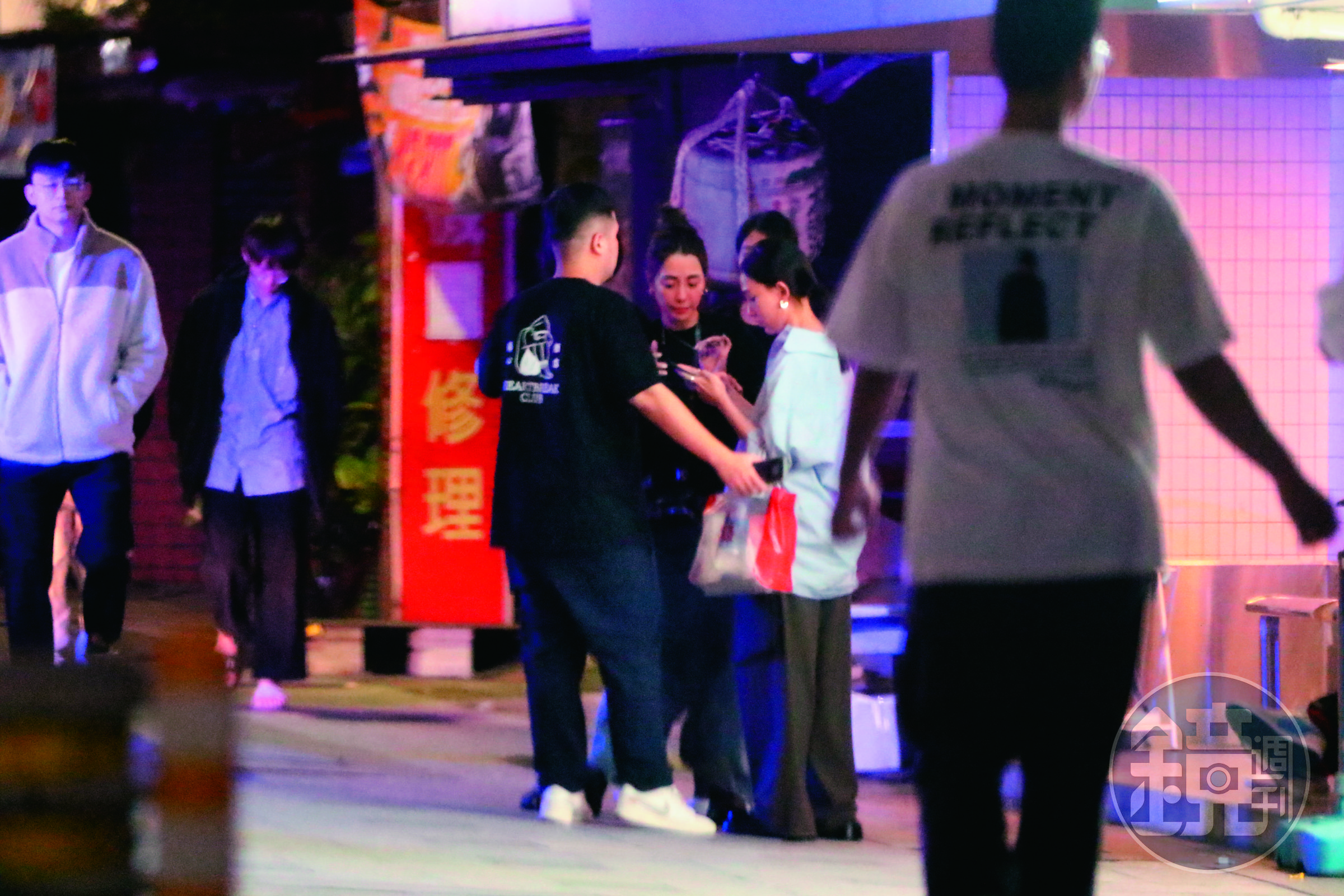 1時26分，謝欣穎（左二）、林映唯（右一）出店外送客，她倆把張孝全老婆Joyce送上車後，店裡還出動了工作人員護駕。