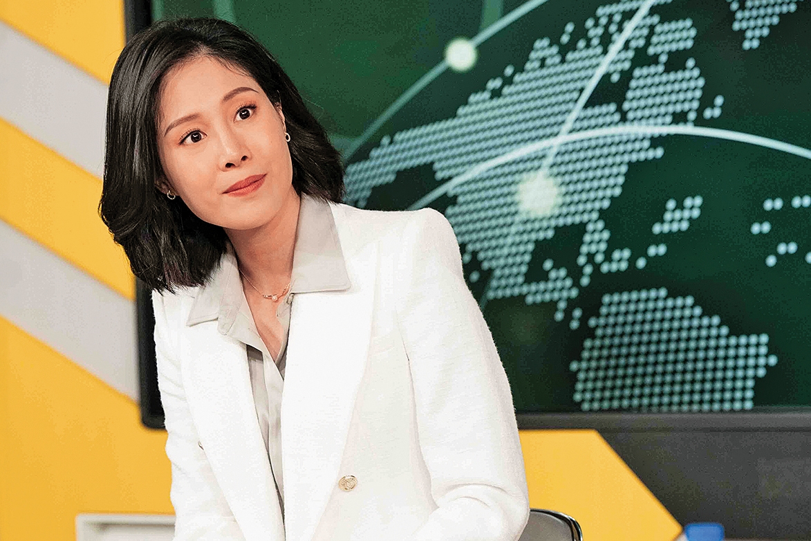 蔡亘晏飾演的電視主播洪麗芳是影集版新增的角色。（CATCHPLAY提供）