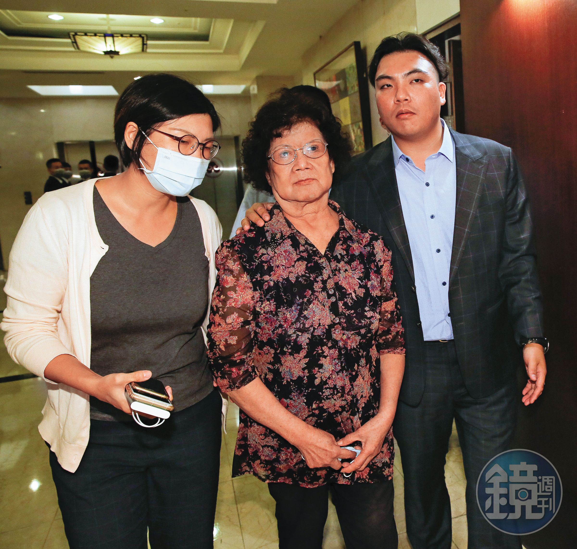 楊得根遺孀楊吳奈美(中)力挺么兒楊長杰一房,由楊長杰兒子楊育偉(右)接任裕國董座。