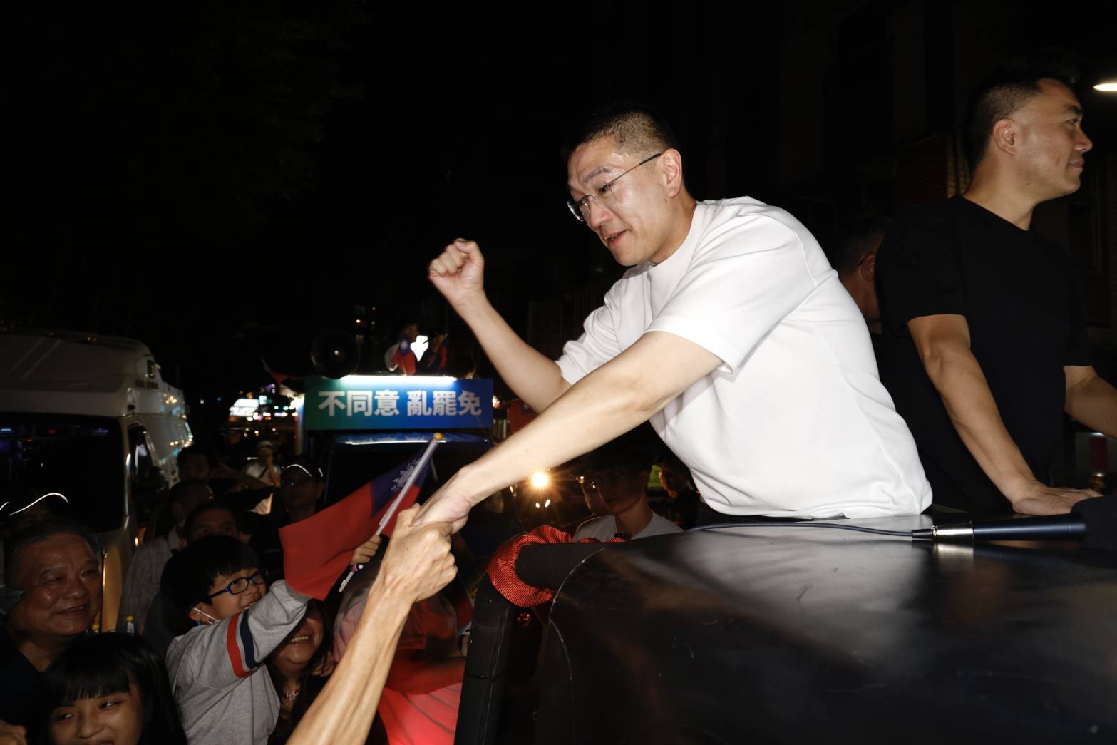 謝國樑面對「拆樑危機」解除，於演說後驅車掃街謝票。