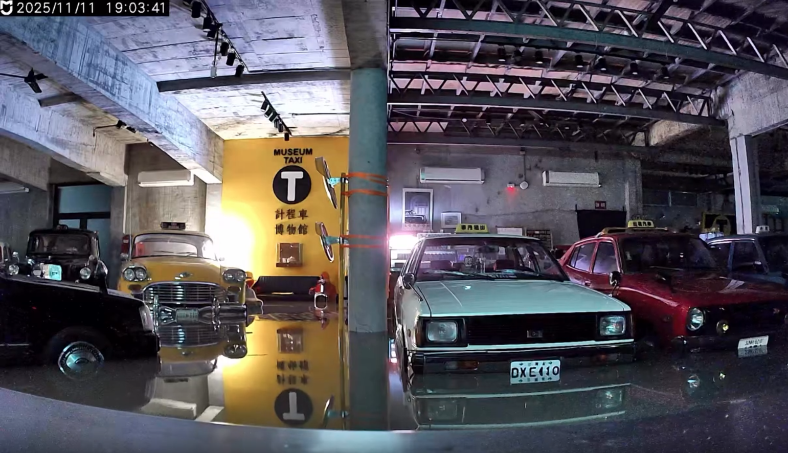 宜蘭計程車博物館淹水，多輛計程車泡水。（翻攝threads@taximuseum）