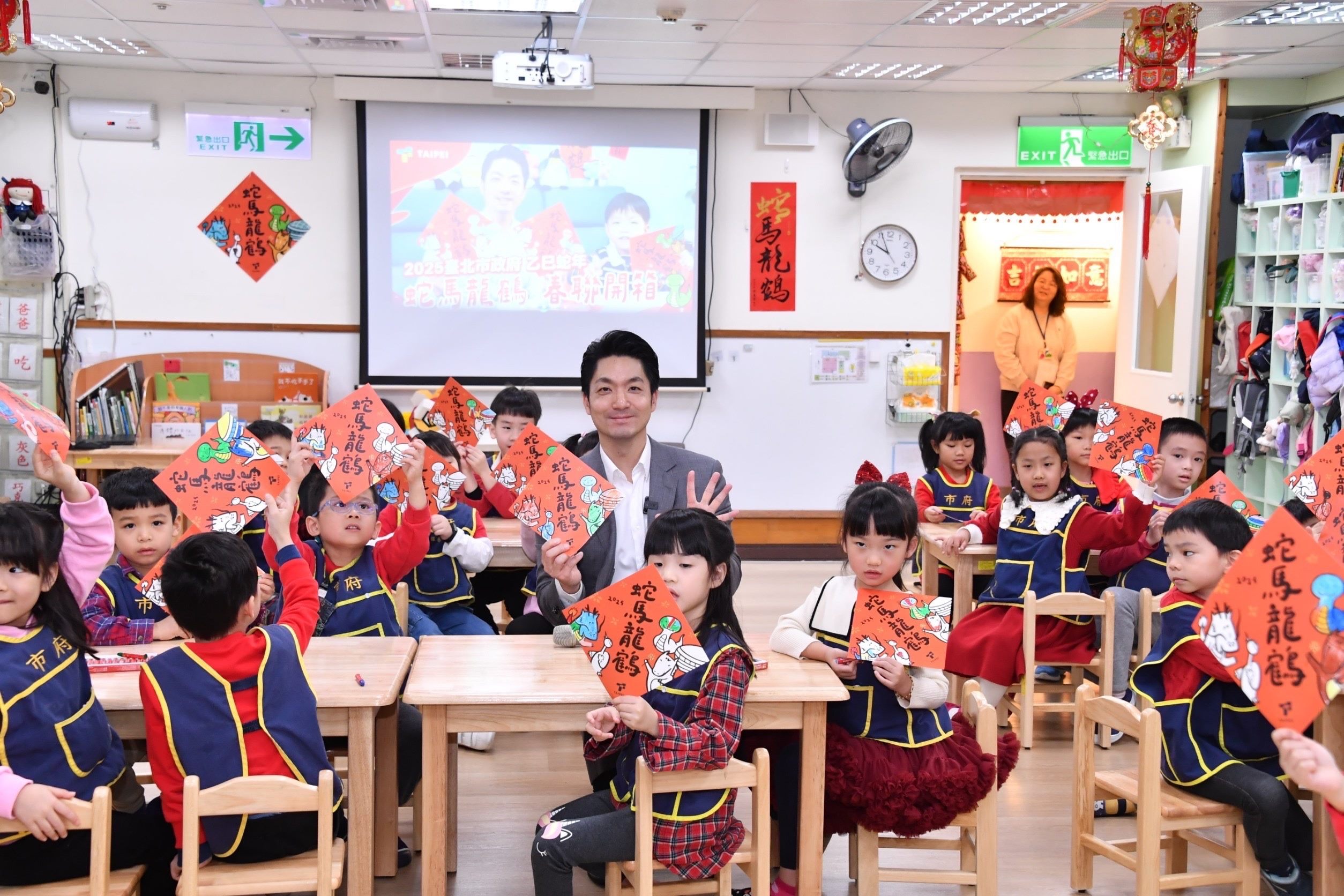 北市府公布今年的「蛇年春聯」及創意十足的「著色斗方」。（北市府提供）