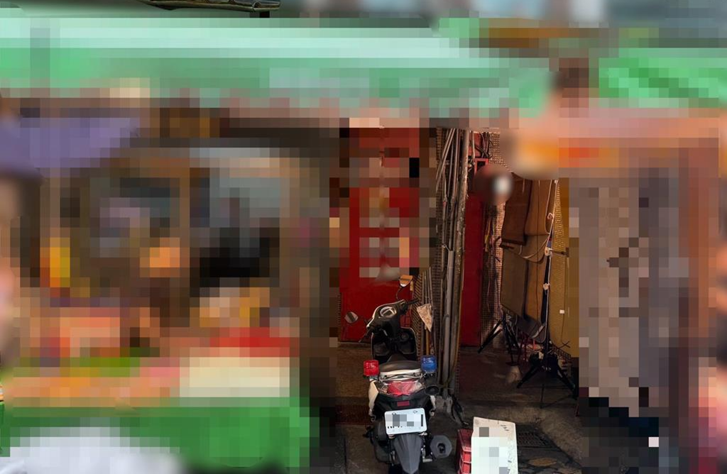 新北新莊一名62歲婦人命喪臥室,男友躺在一旁送醫搶救,現場發現注射針頭,警調已介入調查。(翻攝畫面)