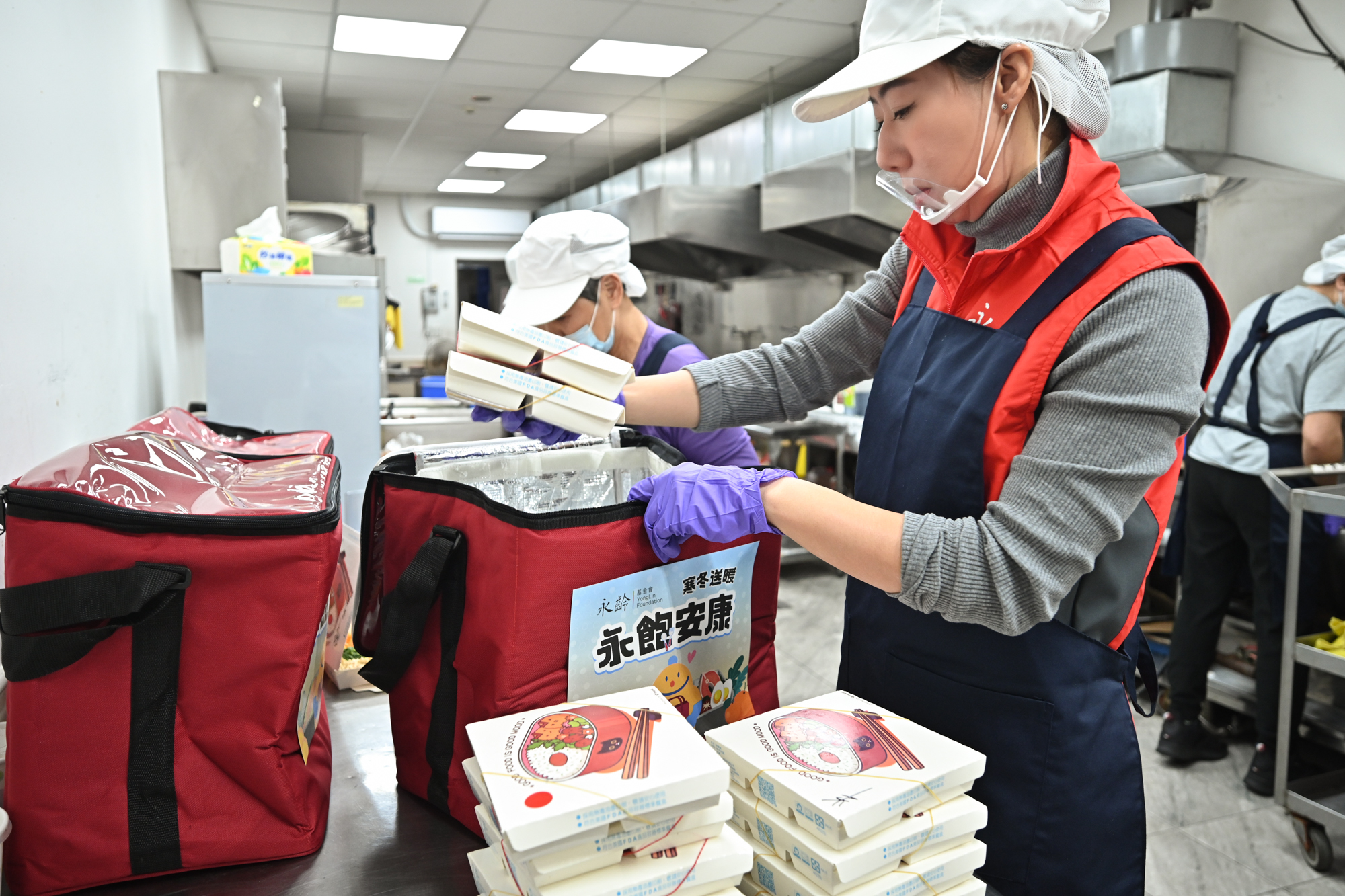 郭曉玲送餐給弱勢長輩。（翻攝永齡基金會臉書）