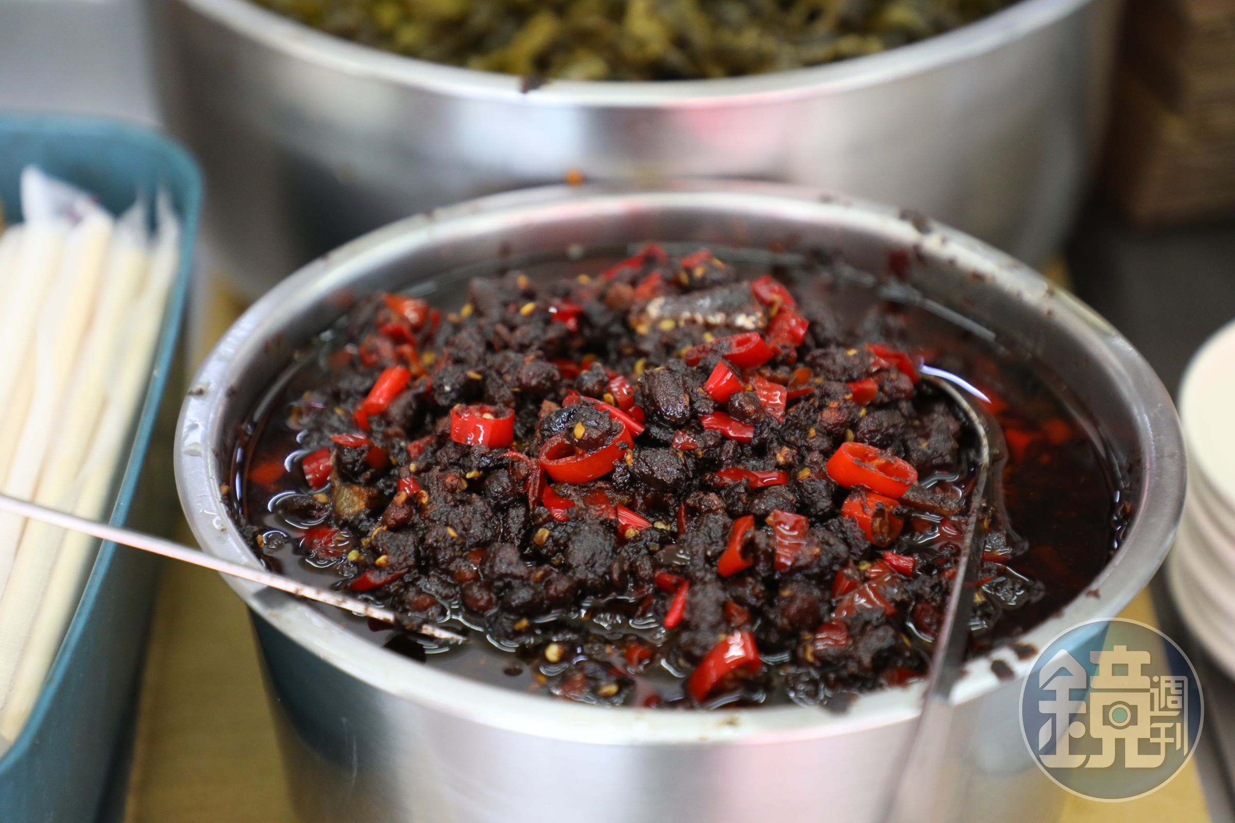 免費供應的「豆豉辣椒」有中辣程度,鹹辣配飯。