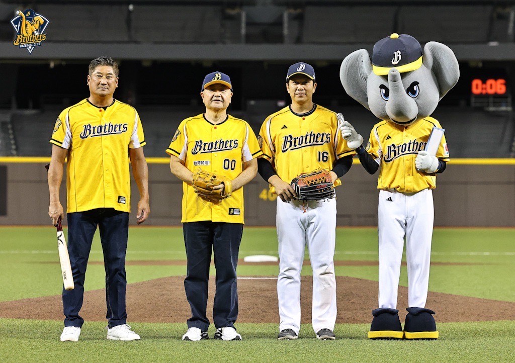 中信兄弟特別邀請日本新任駐台代表片山和之，為接下來的3連戰揭幕開球。（中信兄弟球團提供）