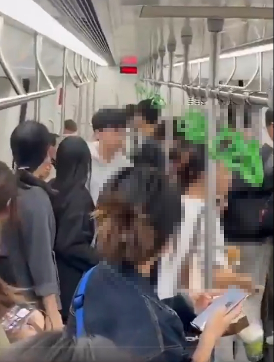 當時列車上有許多乘客，眾人驚慌逃避，自瀆的男子仍坐在椅子上態度相當淡定。（翻攝自X）