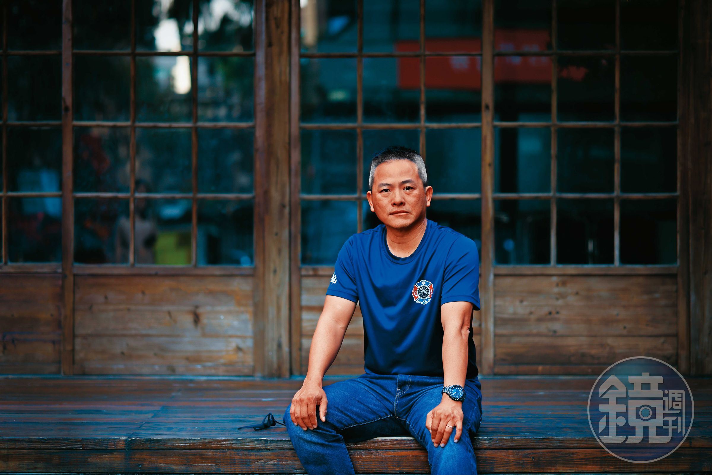 黃春源13歲送報，當過房仲，在日本學過攝影，為電視台拍片，也是潛水教練，但更多人知道他的身分是義勇特種搜救「鐵漢」。