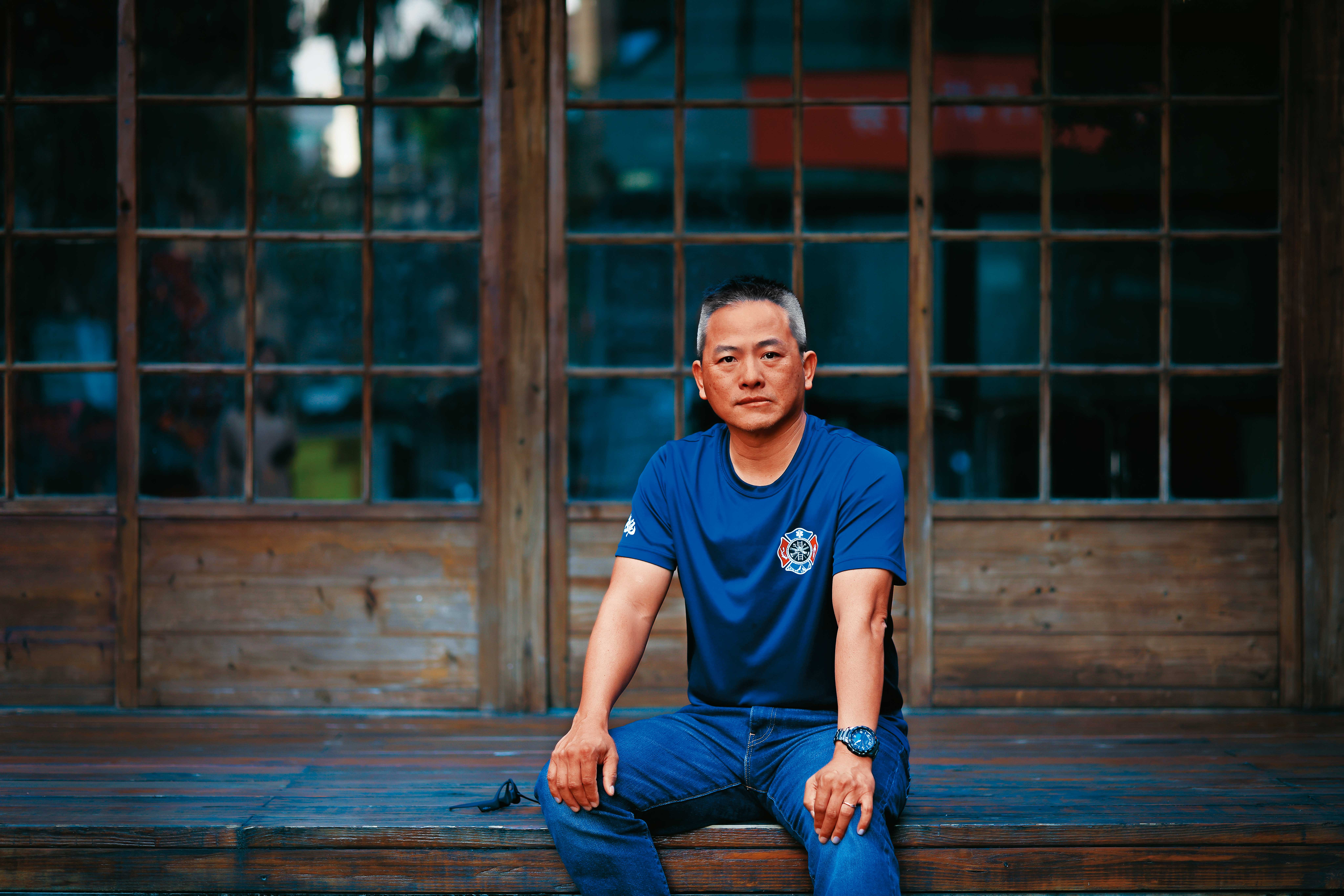 黃春源13歲送報，當過房仲，在日本學過攝影，為電視台拍片，也是潛水教練，但更多人知道他的身分是義勇特種搜救「鐵漢」。