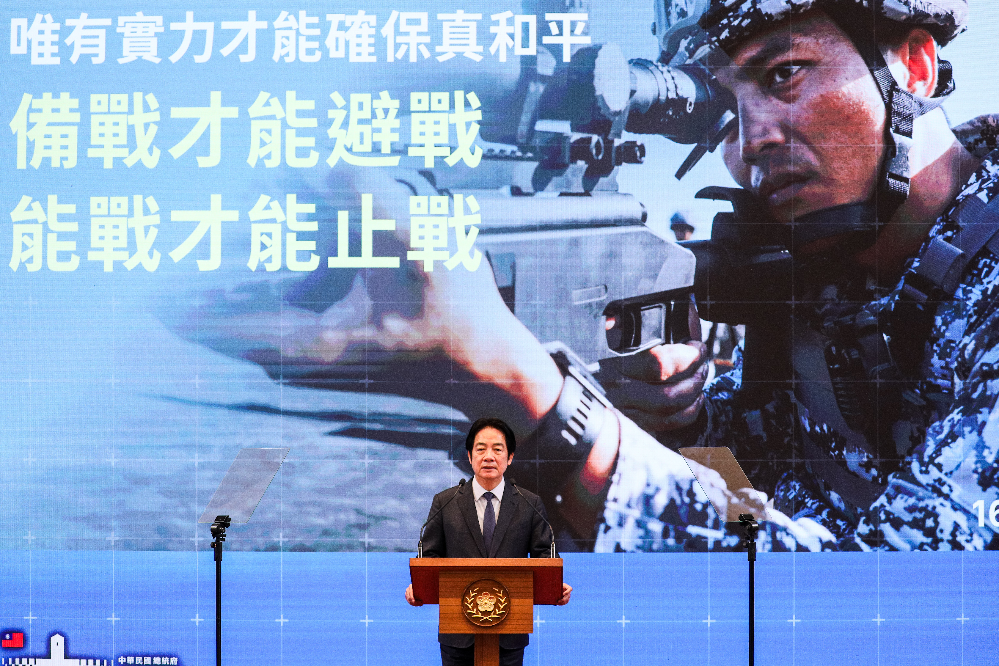 賴清德今在總統府召開記者會呼籲立法院盡速審議國防特別預算，並駁斥所謂政府拒絕幫國軍加薪的指控。（鏡報鄒保祥）