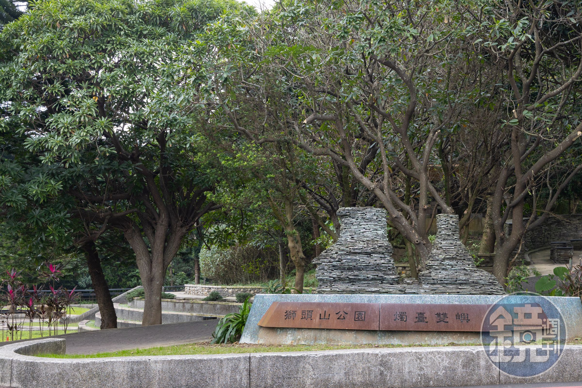 金山獅頭山步道看到迷你版的燭臺雙嶼就是登山口，附近有免費停車場。