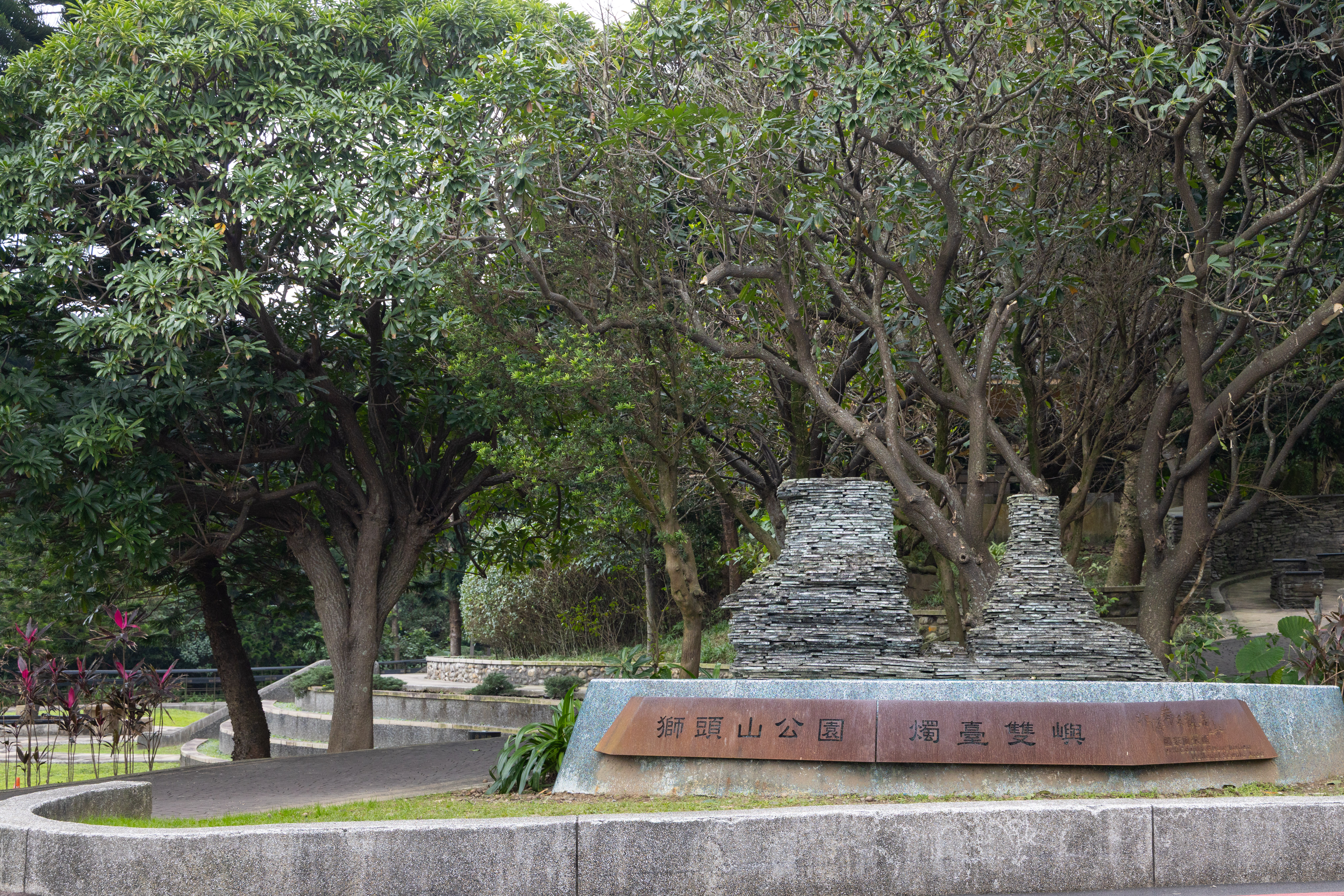 金山獅頭山步道看到迷你版的燭臺雙嶼就是登山口,附近有免費停車場。