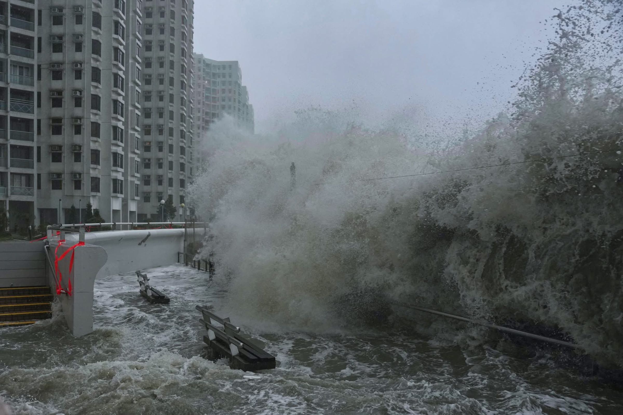 不少網友分享,樺加沙挾強風豪雨侵襲香港。(翻攝自X@MarcGuyon)
