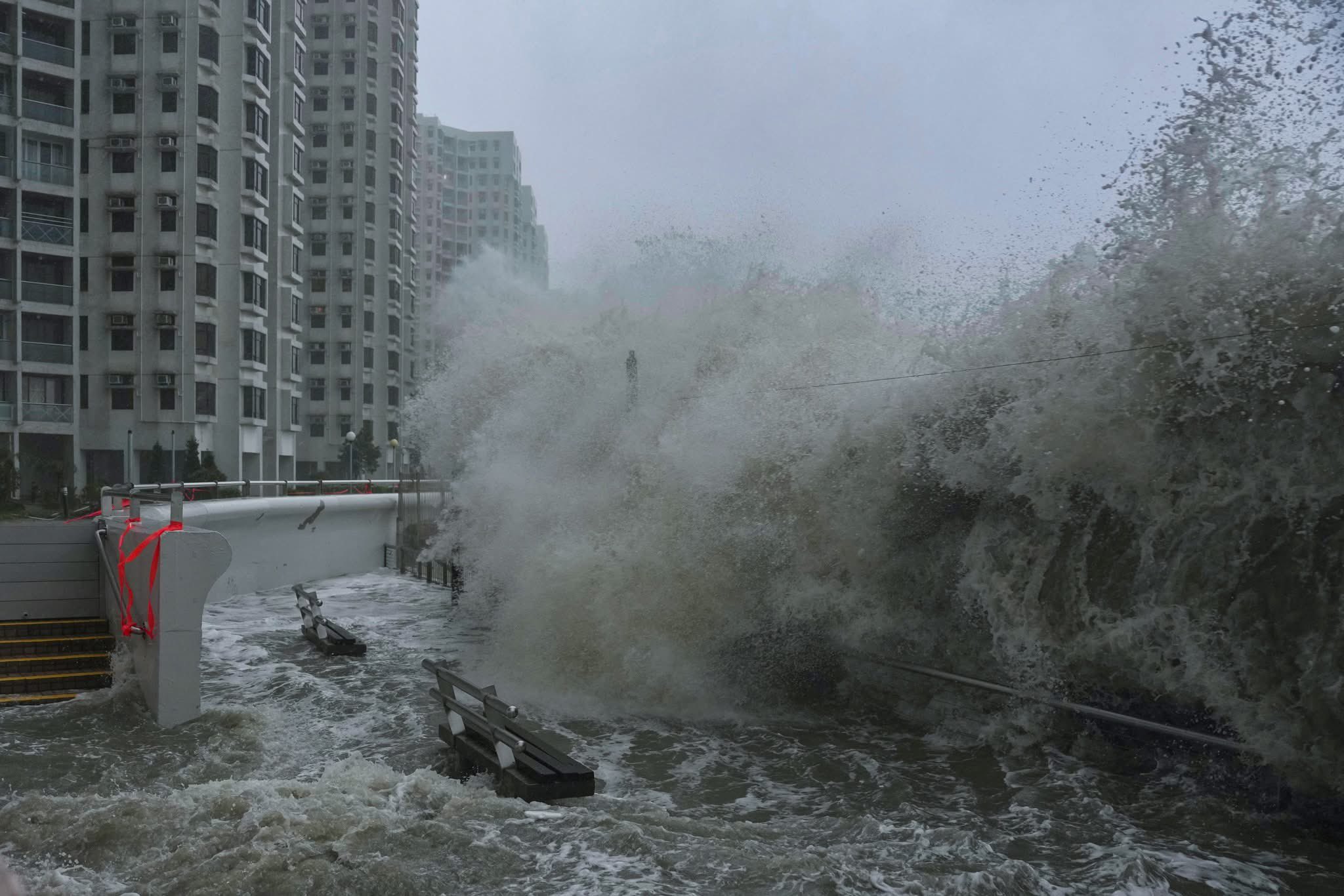不少網友分享，樺加沙挾強風豪雨侵襲香港。（翻攝自X@MarcGuyon）