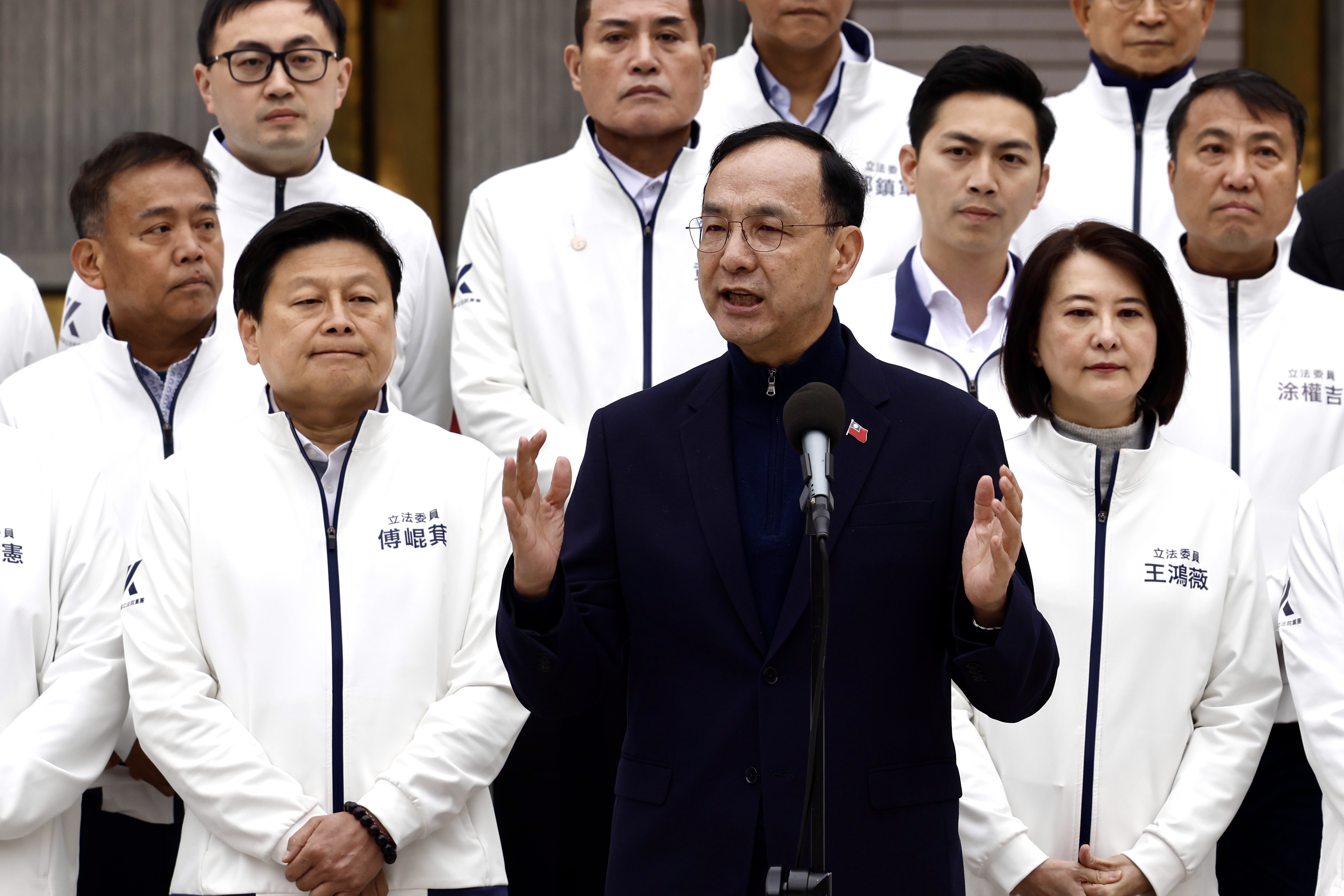 面對朱立倫宣布推動反廢死、反戒嚴公投,卓榮泰表示兩者為矛盾且不存在的議題。