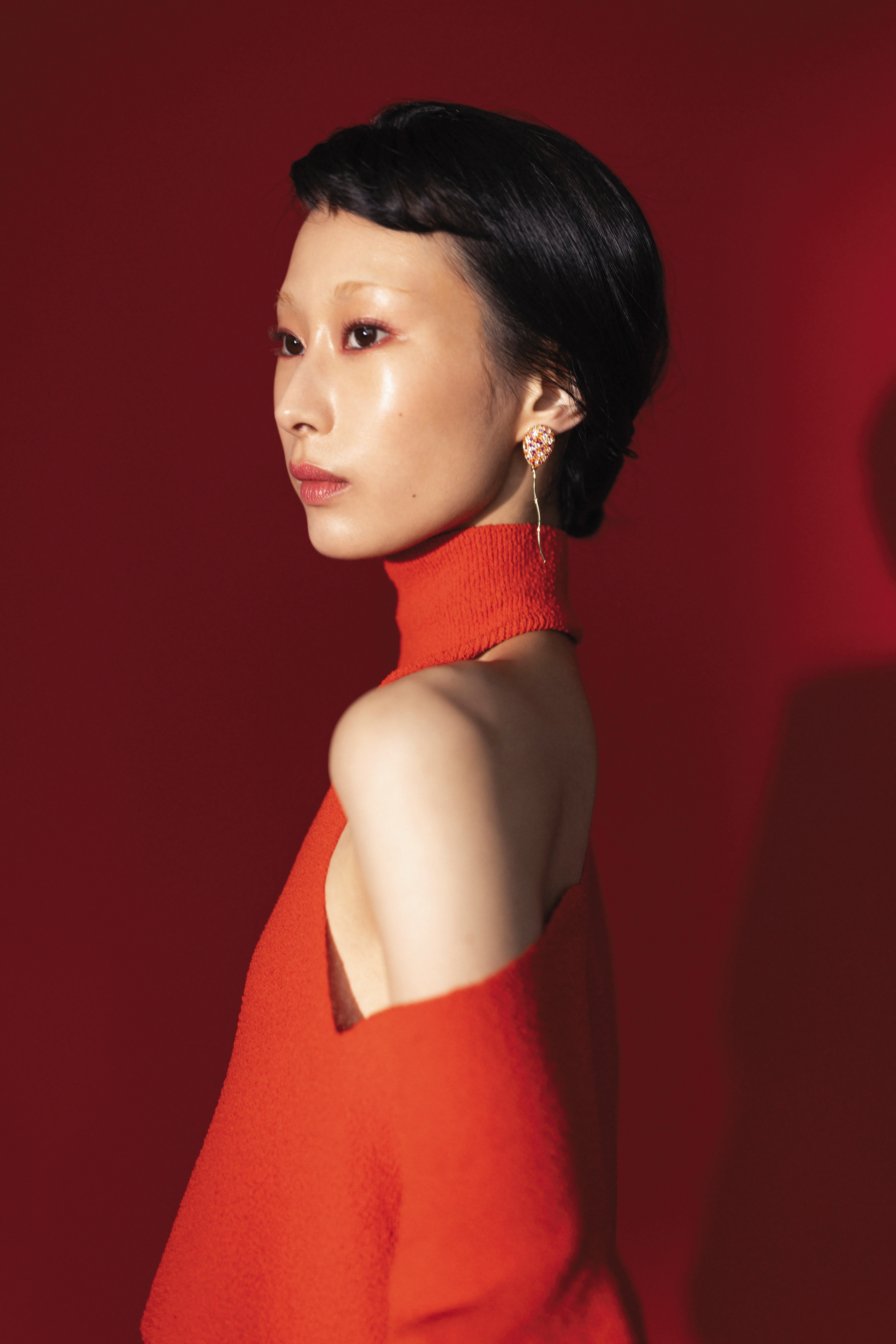 不規則造型上衣 NT$61,200 by FENDI；多色氣球吊式耳環 NT$5,000 by APM MONACO。