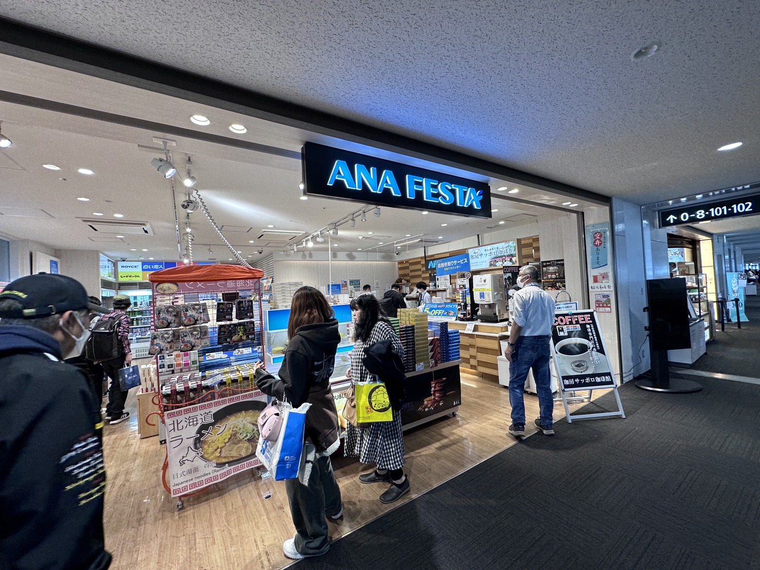 日本政府為了防止遊客買完免稅品後在境內轉賣，考慮修改免稅制度。