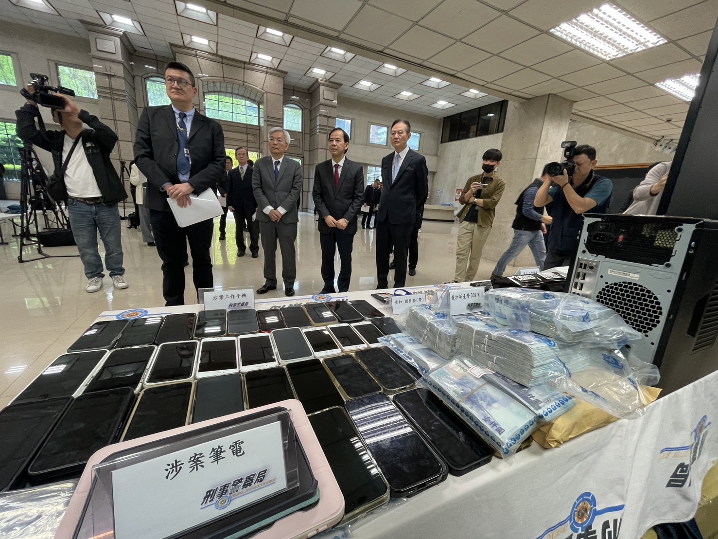 刑事局今日舉辦114年第1波「全國同步打擊詐欺、掃蕩地下錢莊及查緝虛擬資產洗錢行動專案」成果記者會。