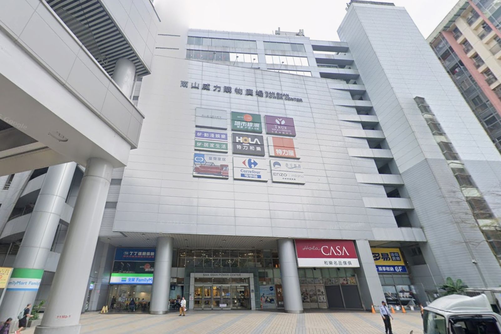 新北捷運旁23年地標撐不住? 10層樓百貨櫃位撤光「宛如鬼城」
