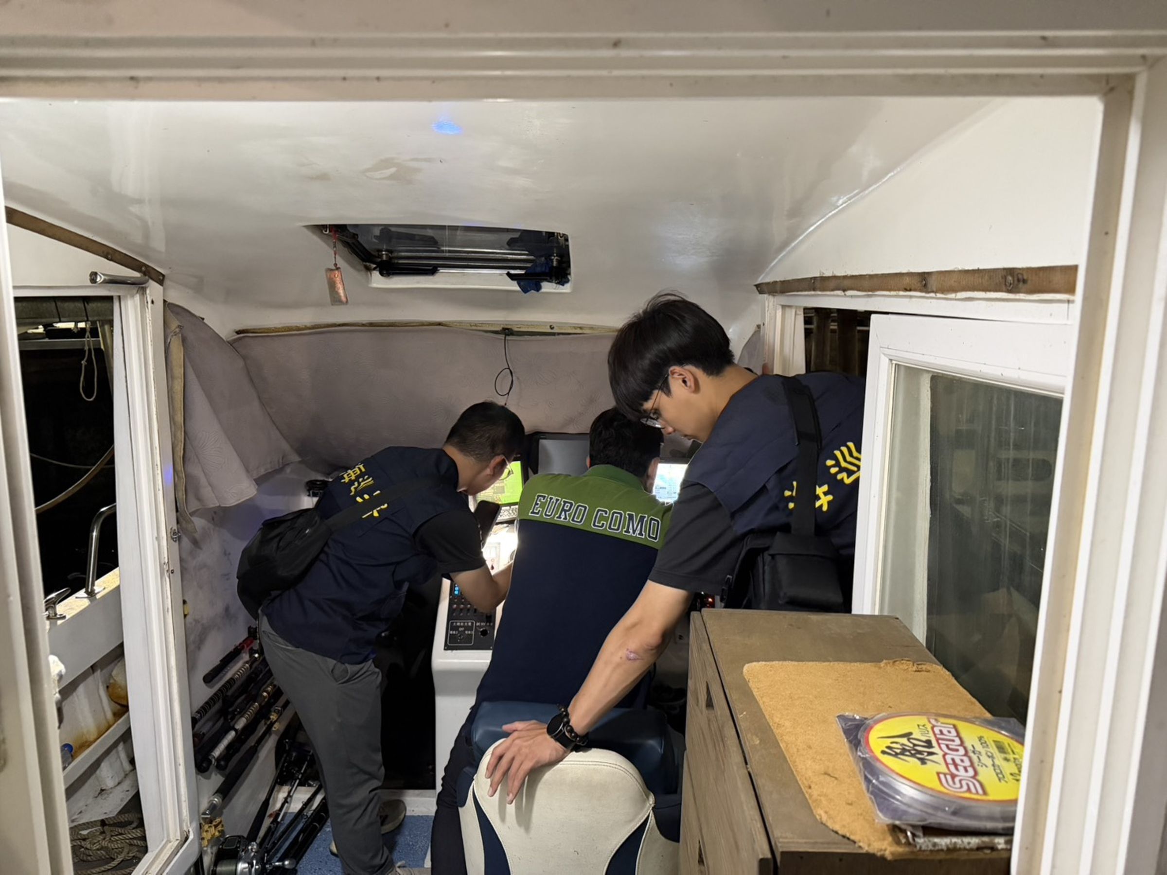 桃檢查出涉詐律師游光德從台南改搭釣漁船至澎湖外海逃亡至中國，今將3名共犯聲押禁見獲准，並扣押作案船隻。（翻攝畫面）
