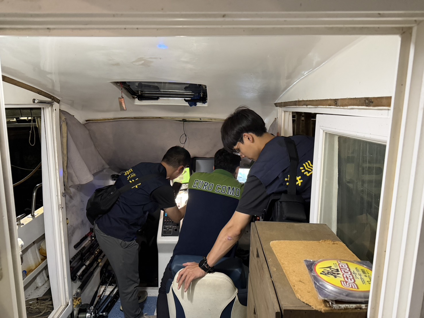 桃檢查出涉詐律師游光德從台南改搭釣漁船至澎湖外海逃亡至中國，今將3名共犯聲押禁見獲准，並扣押作案船隻。（翻攝畫面）