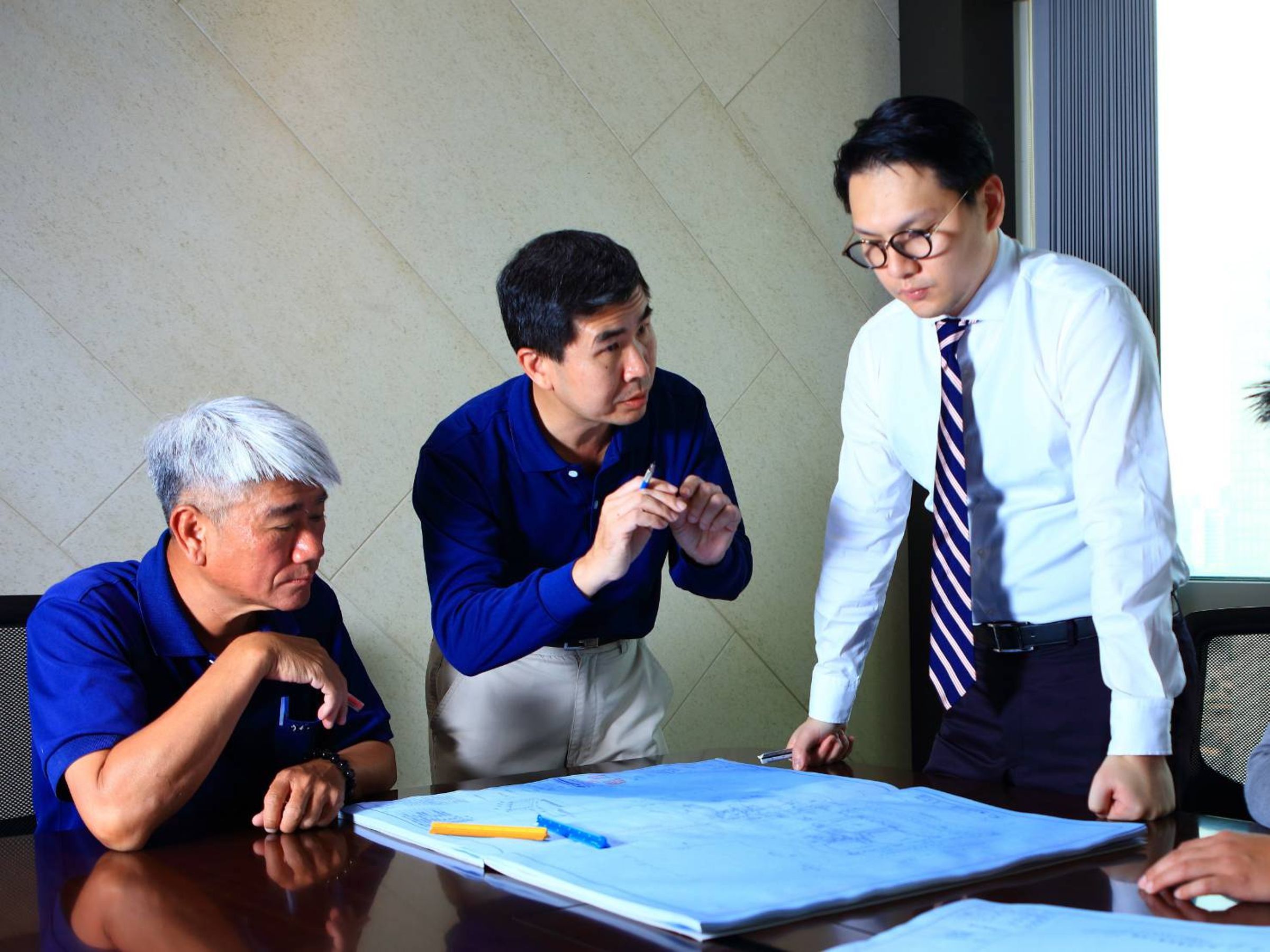 三地集團新任董事長鍾育霖（右）宣布集團重組，由專業經理人打造永續競爭力。（三地集團提供）