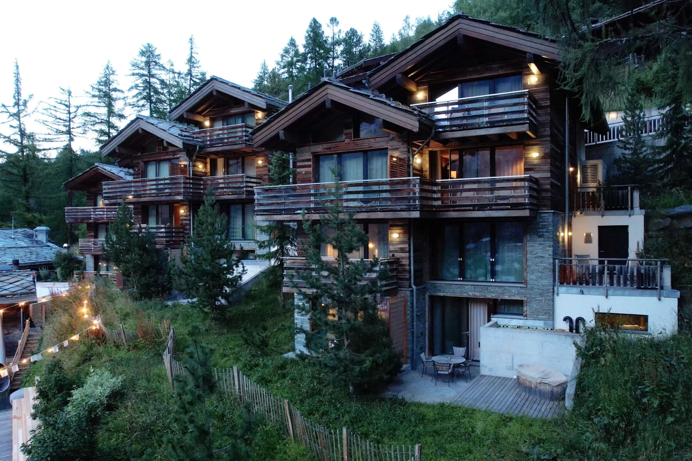 策馬特高處的「Cervo Mountain Resort」,一出門便能直視馬特洪峰,是許多旅人夢想中的山居風景。(泰永旅行社提供)