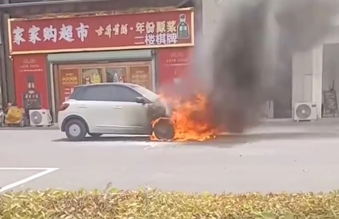 中國安徽一台「五菱繽果」電動車沒發動卻自燃。（翻攝微博）