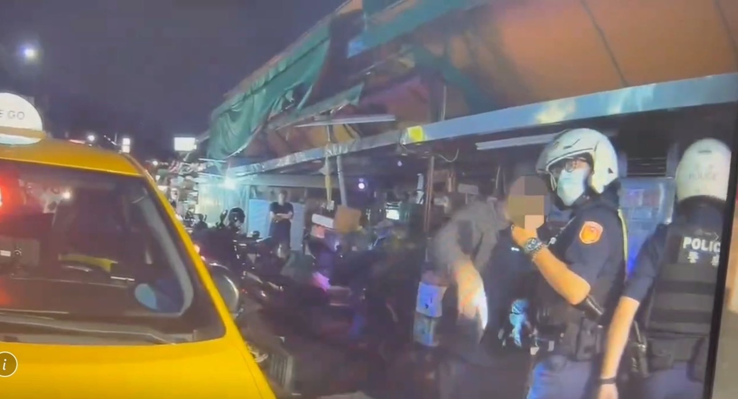 警方到場約制在場人士，並將相關人帶回警局偵訊。（翻攝畫面）