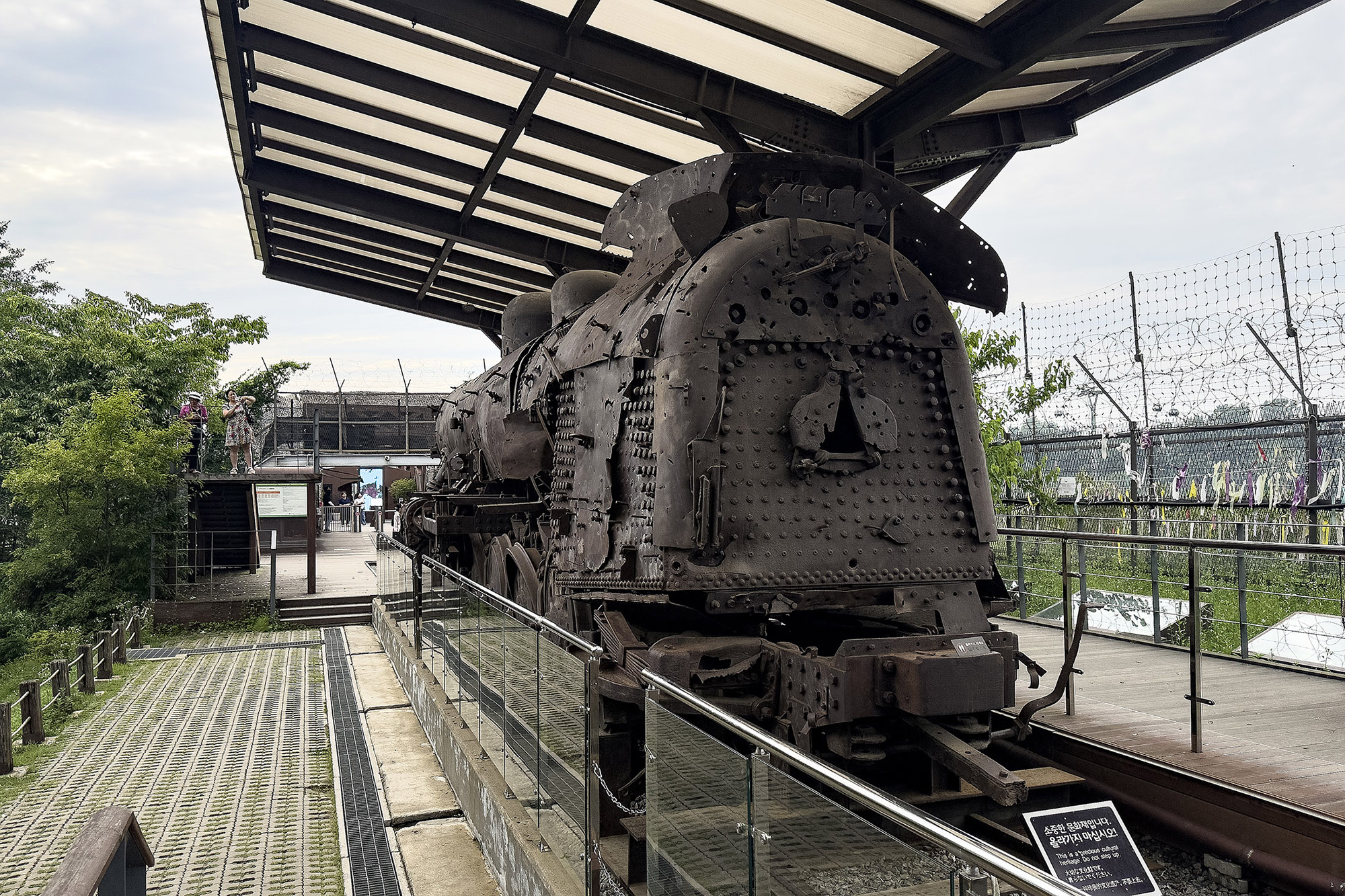 京義線長湍站蒸汽火車，滿布1,020多個彈孔的車體。