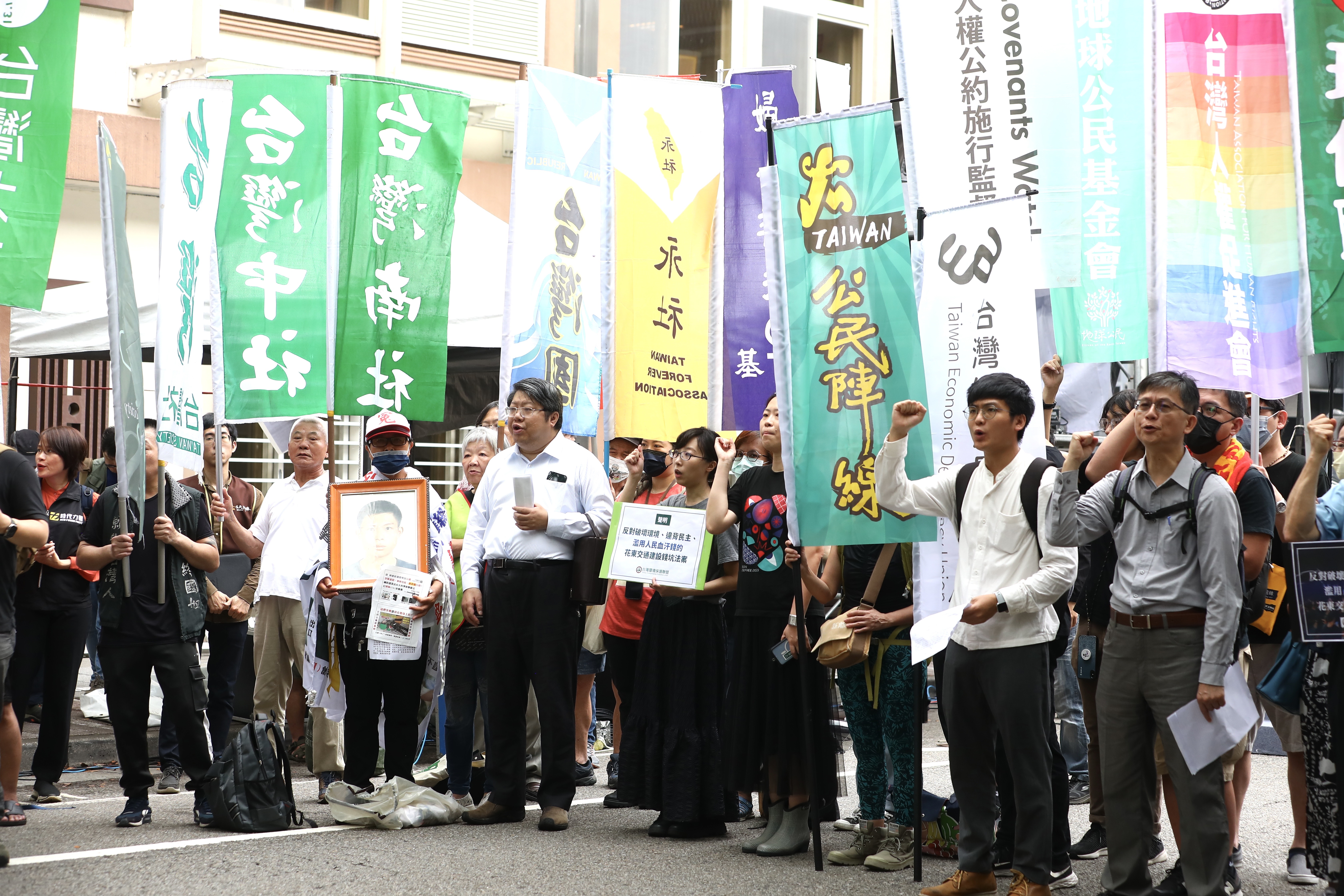 數個公民團體號召再度重回立法院，抗議國會修法濫權。（本刊資料照）