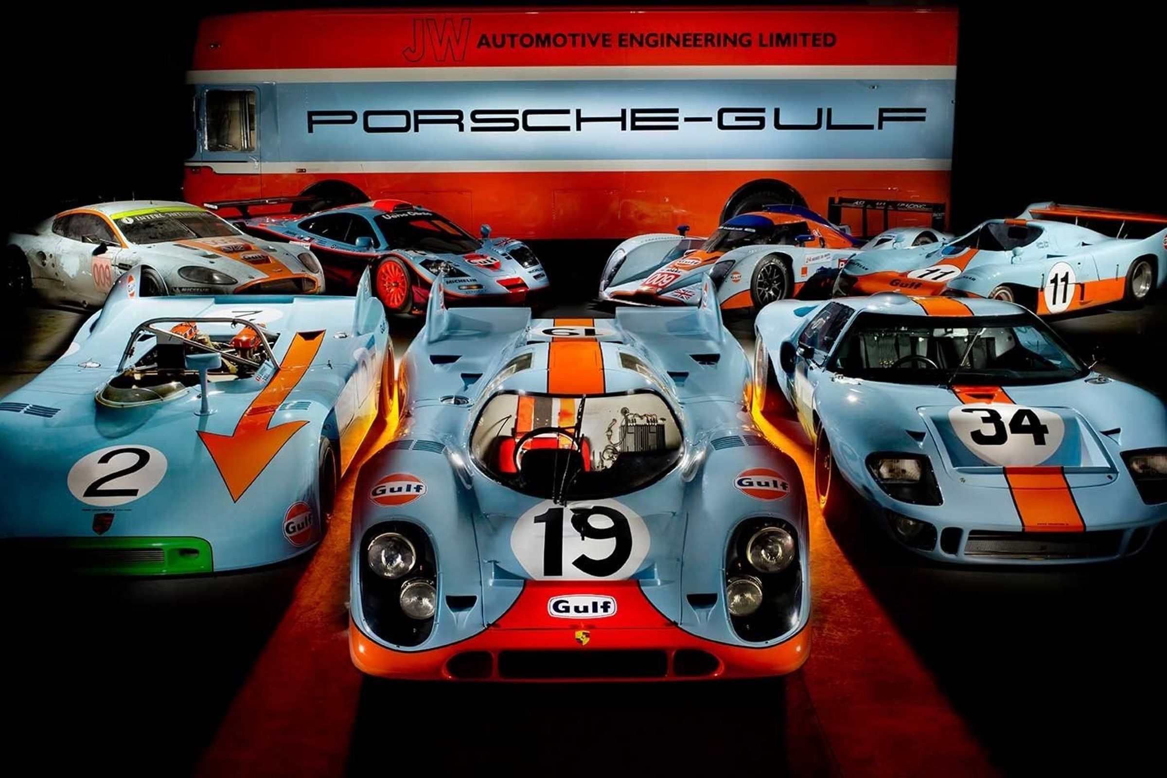 Gulf Racing經典藍橘塗裝,因1960年代 Ford GT40 勝利與《Le Mans》電影加持,成為賽車視覺文化象徵。