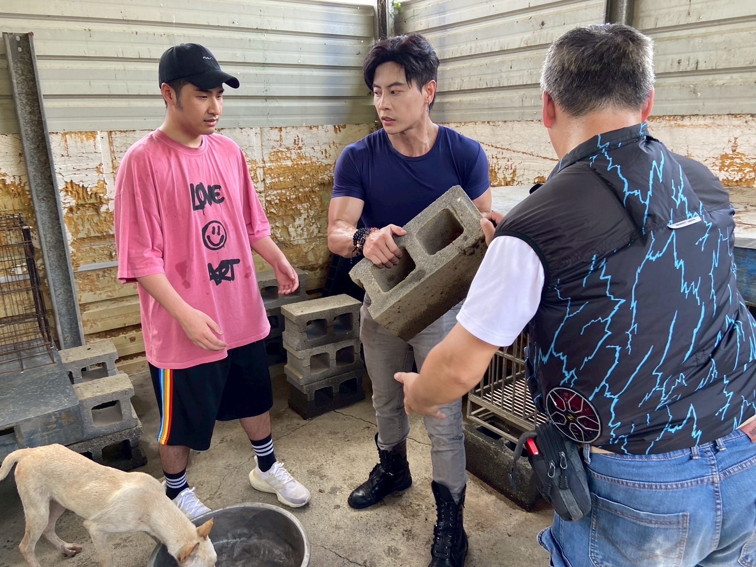 （左起）鹿希派、唐子元與志工一起搬磚幫助重建家園，展現「man power」。（調皮浪浪園區提供）