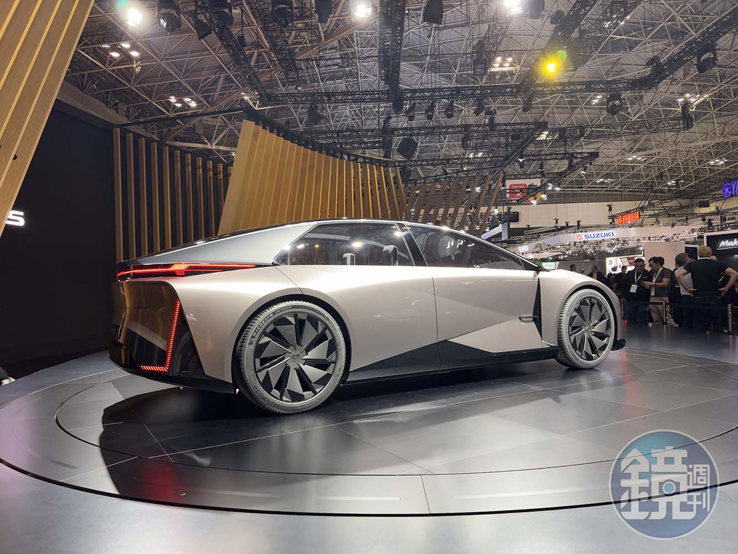 LF-ZC科技感滿滿，完美將竹子的概念融入造車當中。