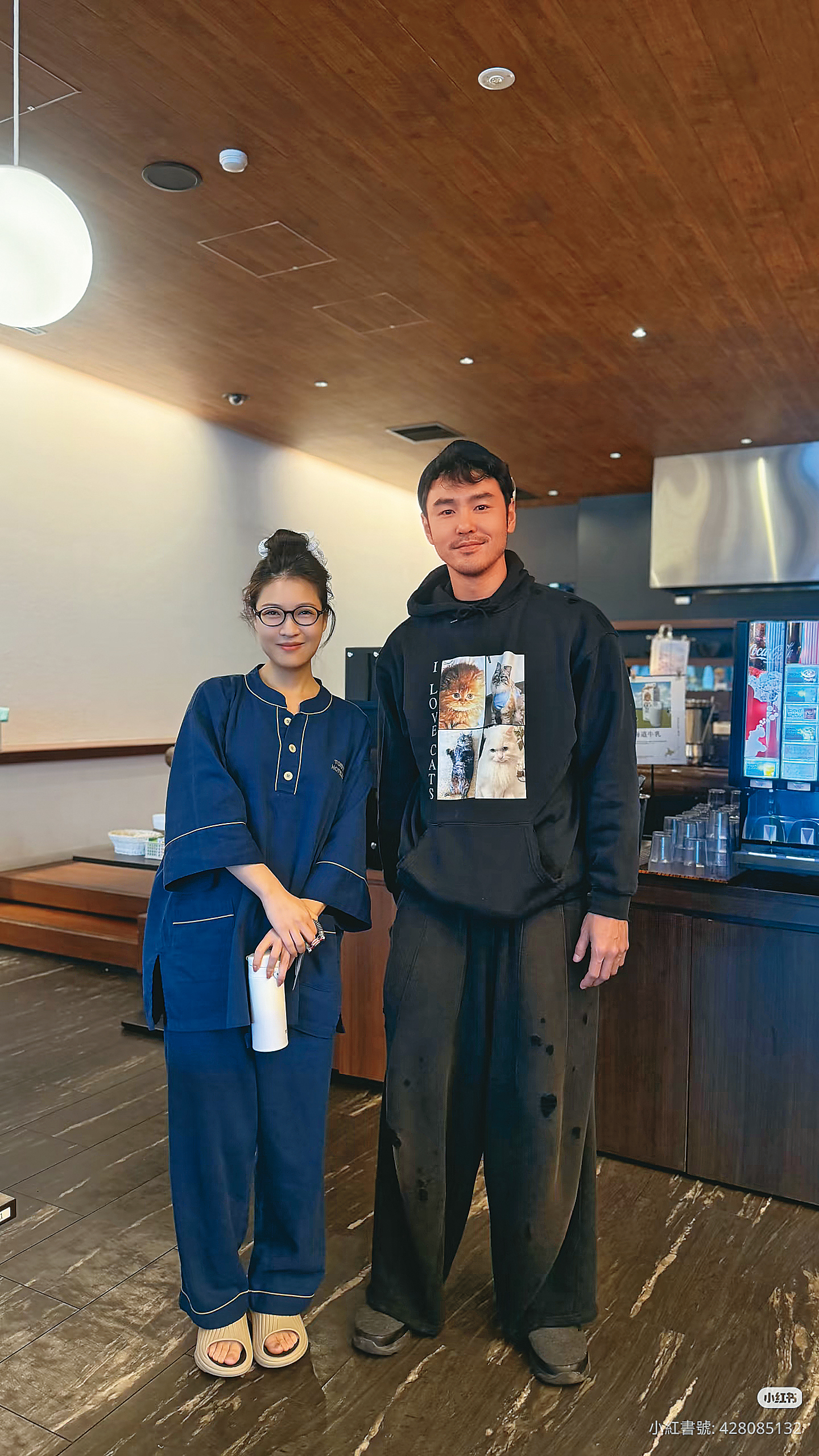 阮經天去年耶誕節被多位網友在小紅書曬出於北海道二世谷滑雪場飯店合照。(翻攝小紅書)