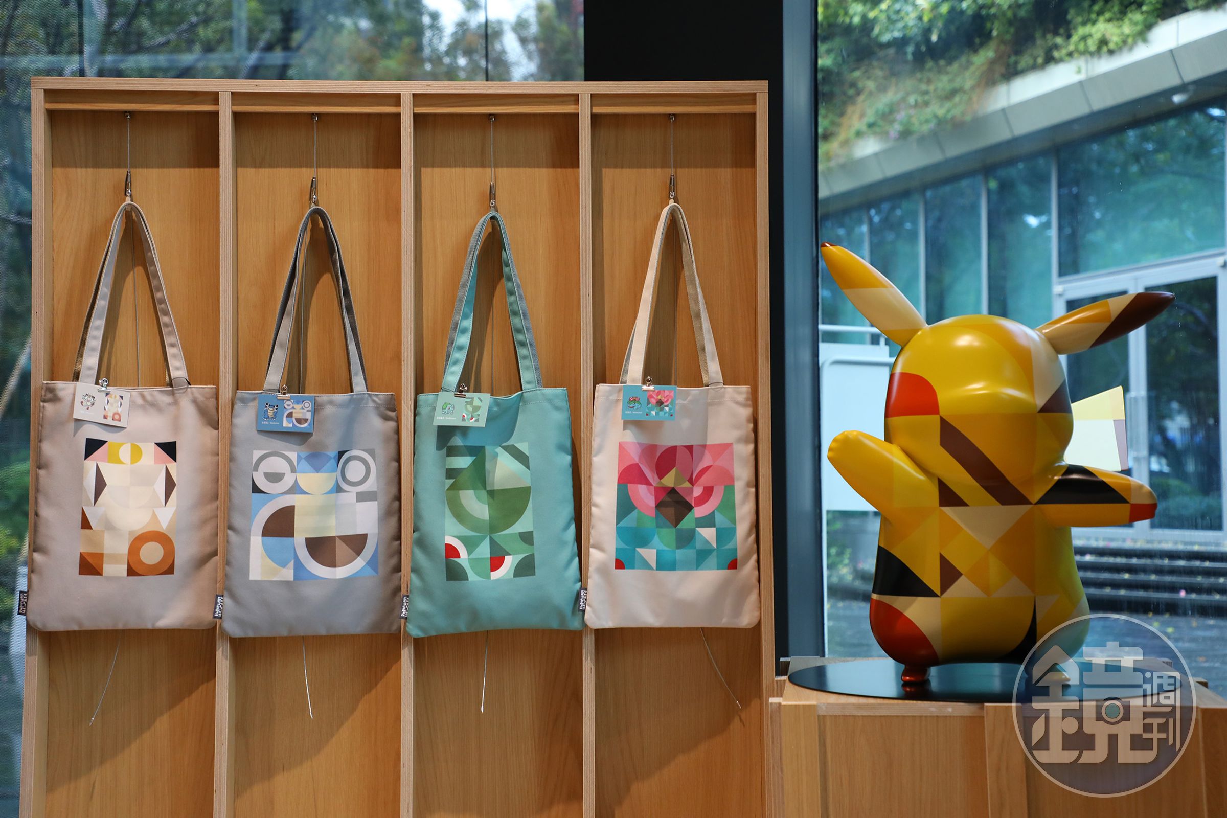 美術館的紀念品店正銷售由nendo與日本The Pokémon Company聯名的「Pokémon Mosaic」系列單品。