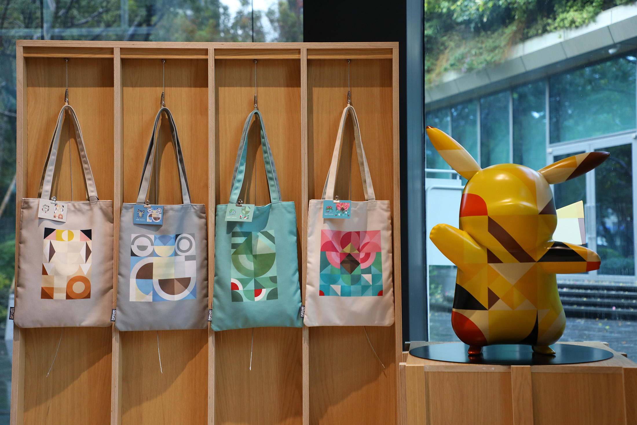 美術館的紀念品店正銷售由nendo與日本The Pokémon Company聯名的「Pokémon Mosaic」系列單品。
