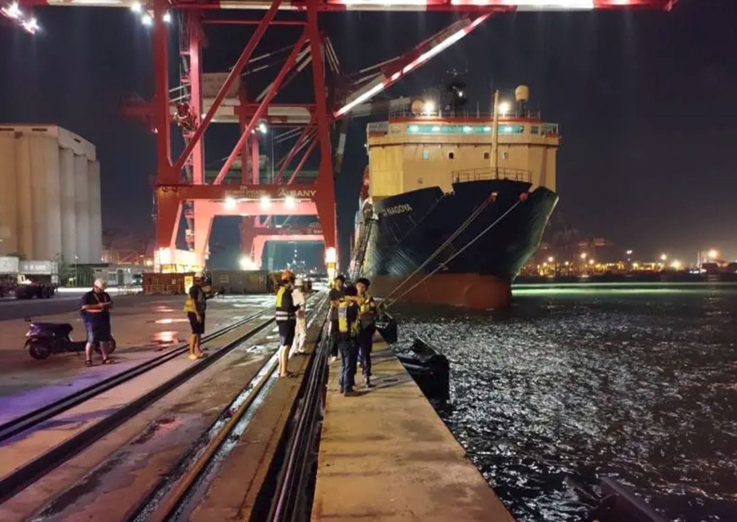 高雄70號碼頭驚傳墜海事件,遺體已尋獲、涉事車主身分待釐清。(翻攝畫面)