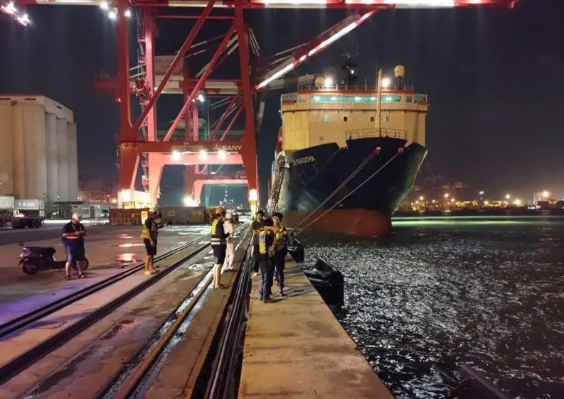 高雄70號碼頭驚傳墜海事件，遺體已尋獲、涉事車主身分待釐清。（翻攝畫面）