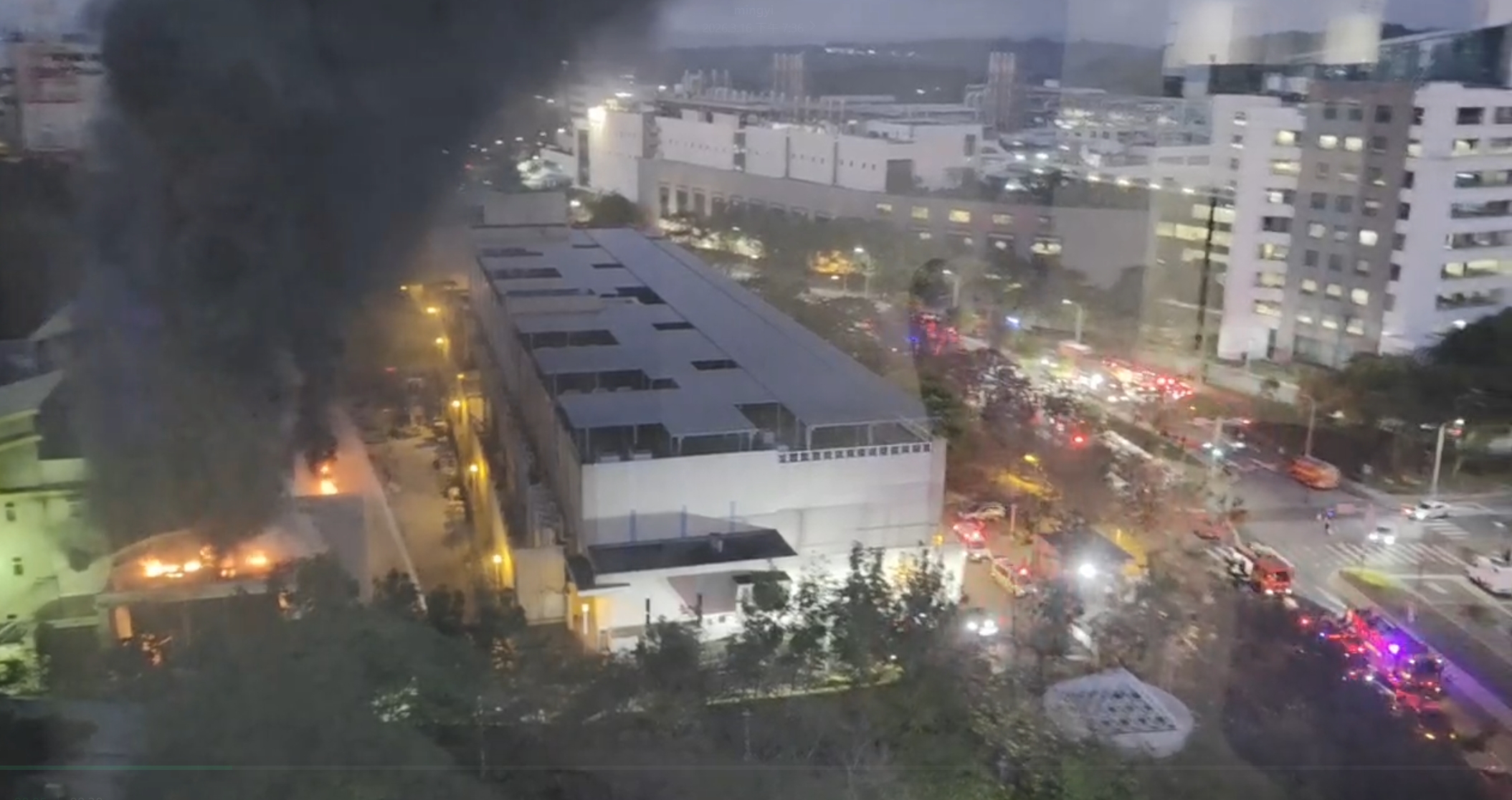 竹園超高壓變電所突發火警，現場黑煙竄出，並釀成3人送醫。（讀者提供）